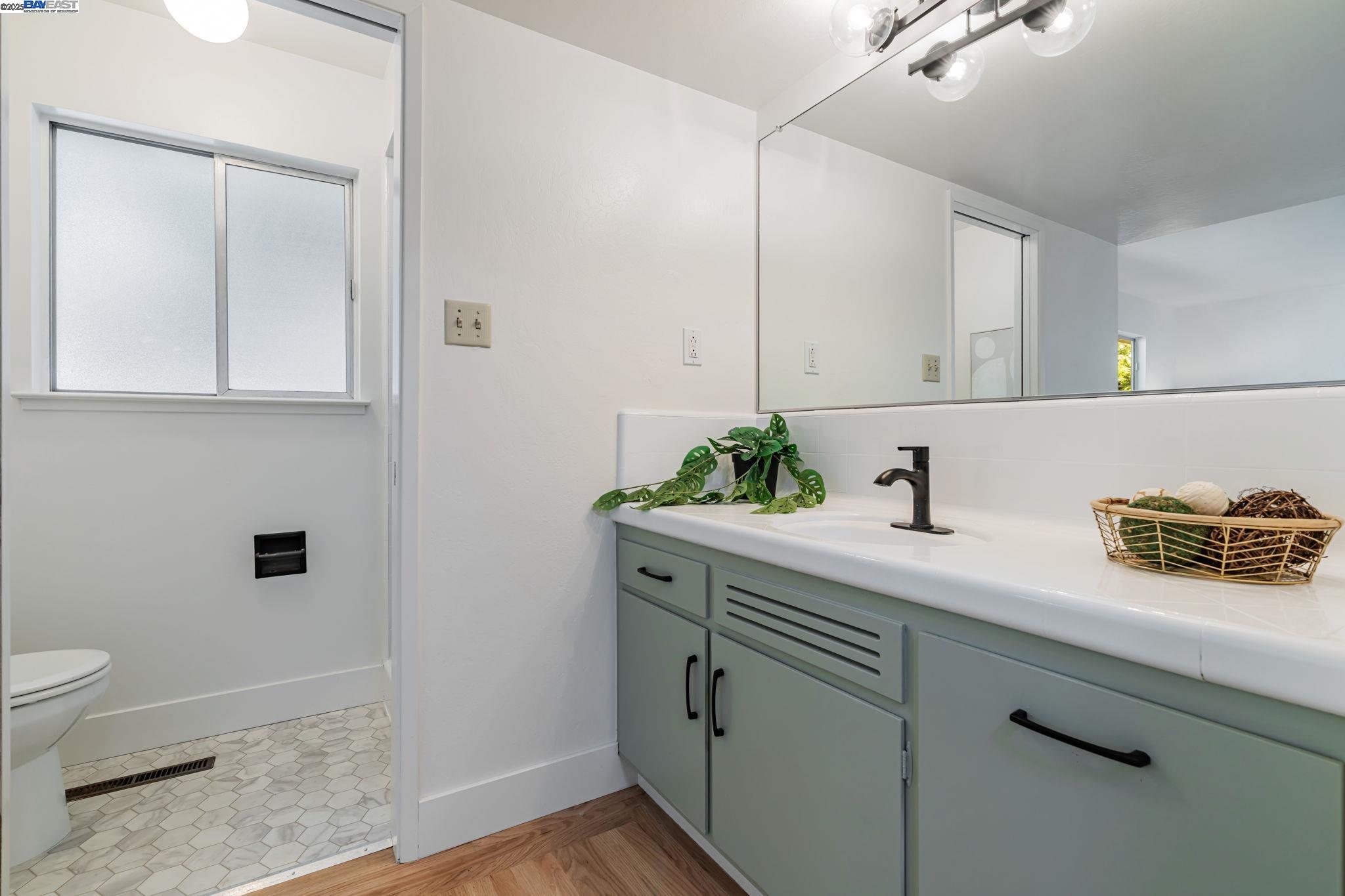 Detail Gallery Image 32 of 60 For 1092 Porto Marino Dr, San Carlos,  CA 94070 - 4 Beds | 2/1 Baths
