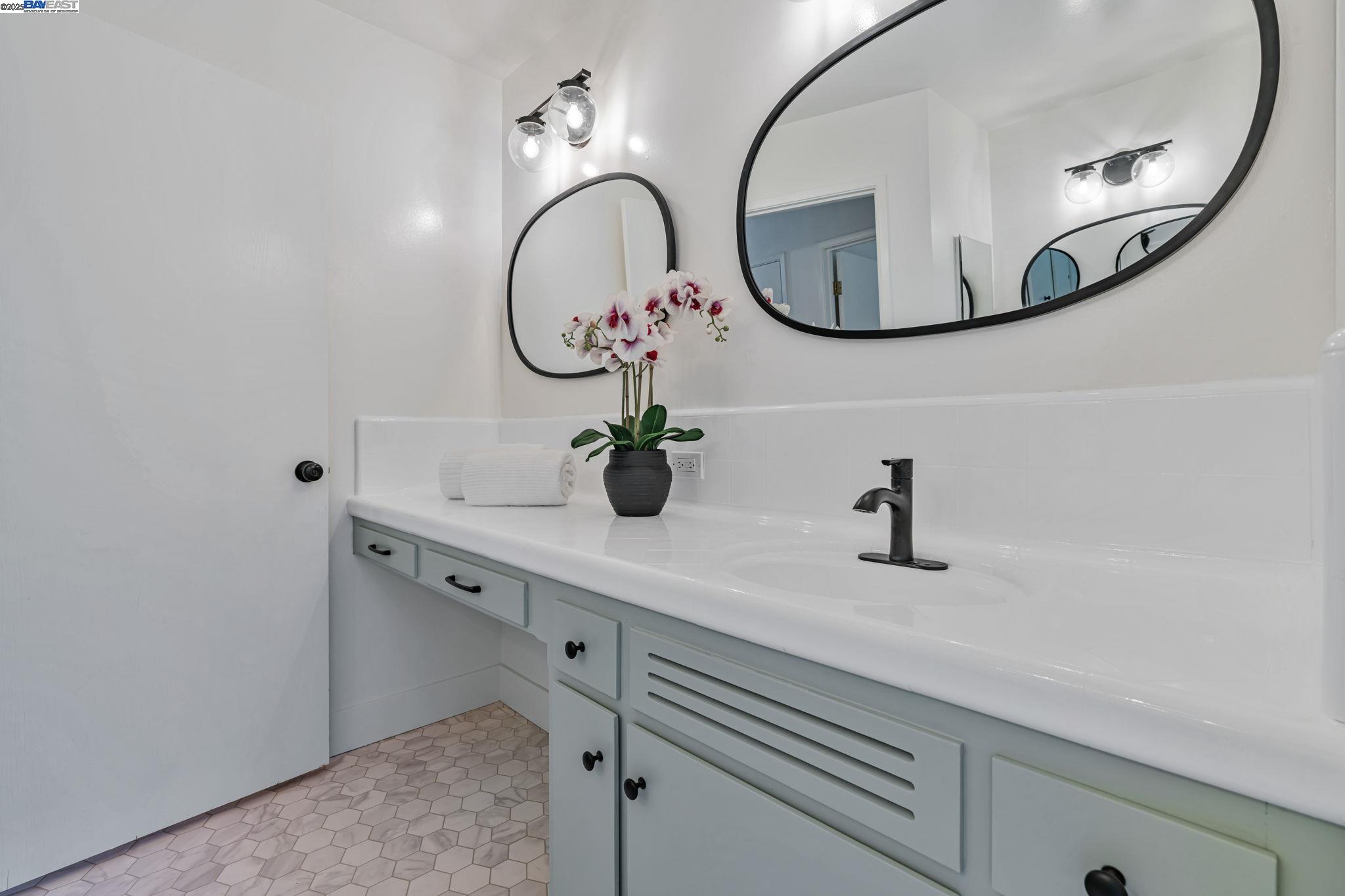 Detail Gallery Image 40 of 60 For 1092 Porto Marino Dr, San Carlos,  CA 94070 - 4 Beds | 2/1 Baths