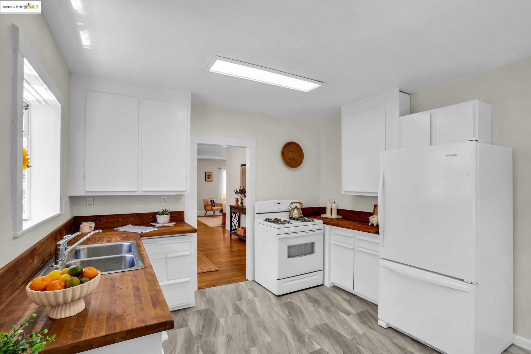 Detail Gallery Image 13 of 54 For 580 Chetwood St., Oakland,  CA 94610 - 4 Beds | 2 Baths