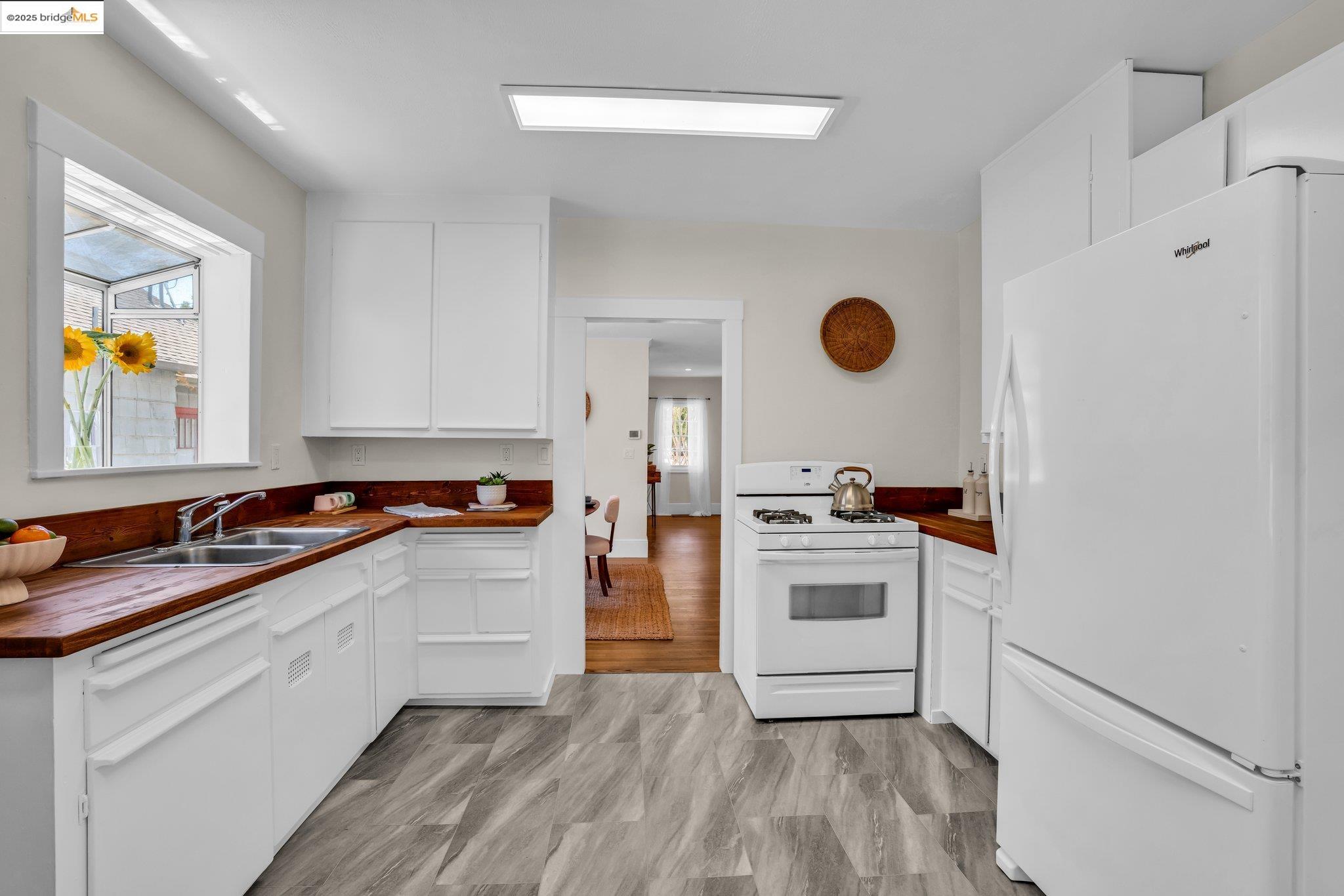Detail Gallery Image 14 of 54 For 580 Chetwood St., Oakland,  CA 94610 - 4 Beds | 2 Baths