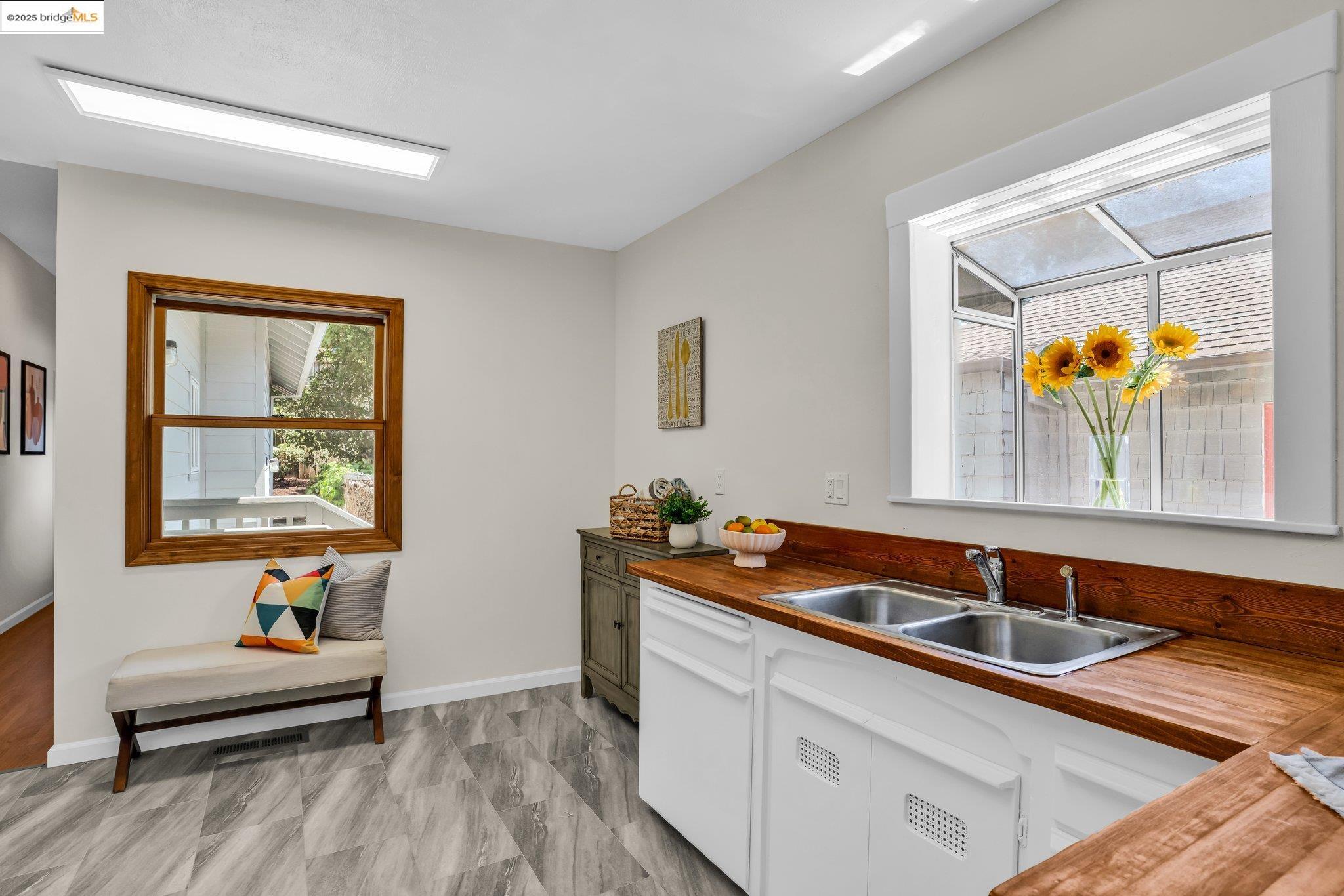 Detail Gallery Image 16 of 54 For 580 Chetwood St., Oakland,  CA 94610 - 4 Beds | 2 Baths