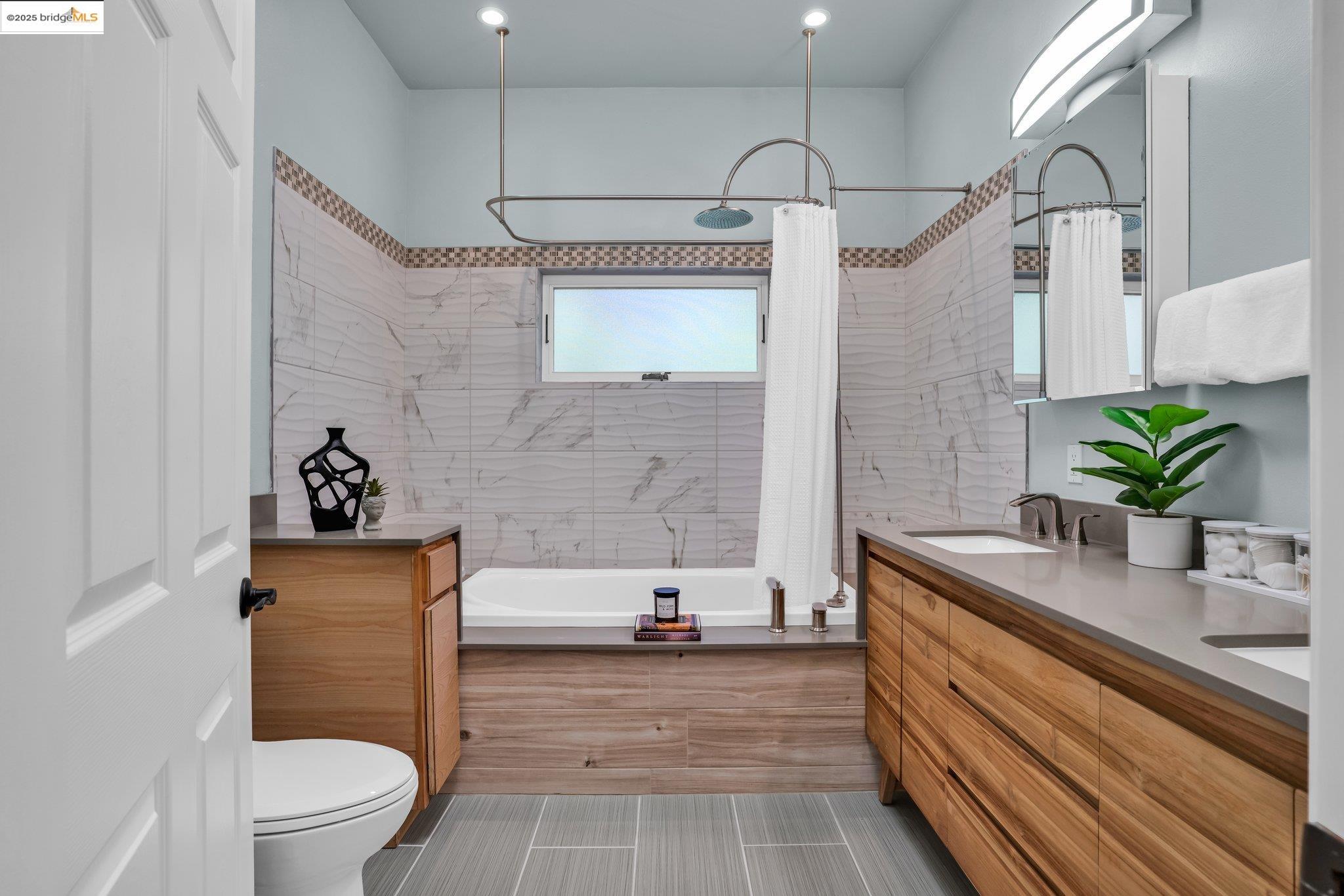 Detail Gallery Image 24 of 54 For 580 Chetwood St., Oakland,  CA 94610 - 4 Beds | 2 Baths