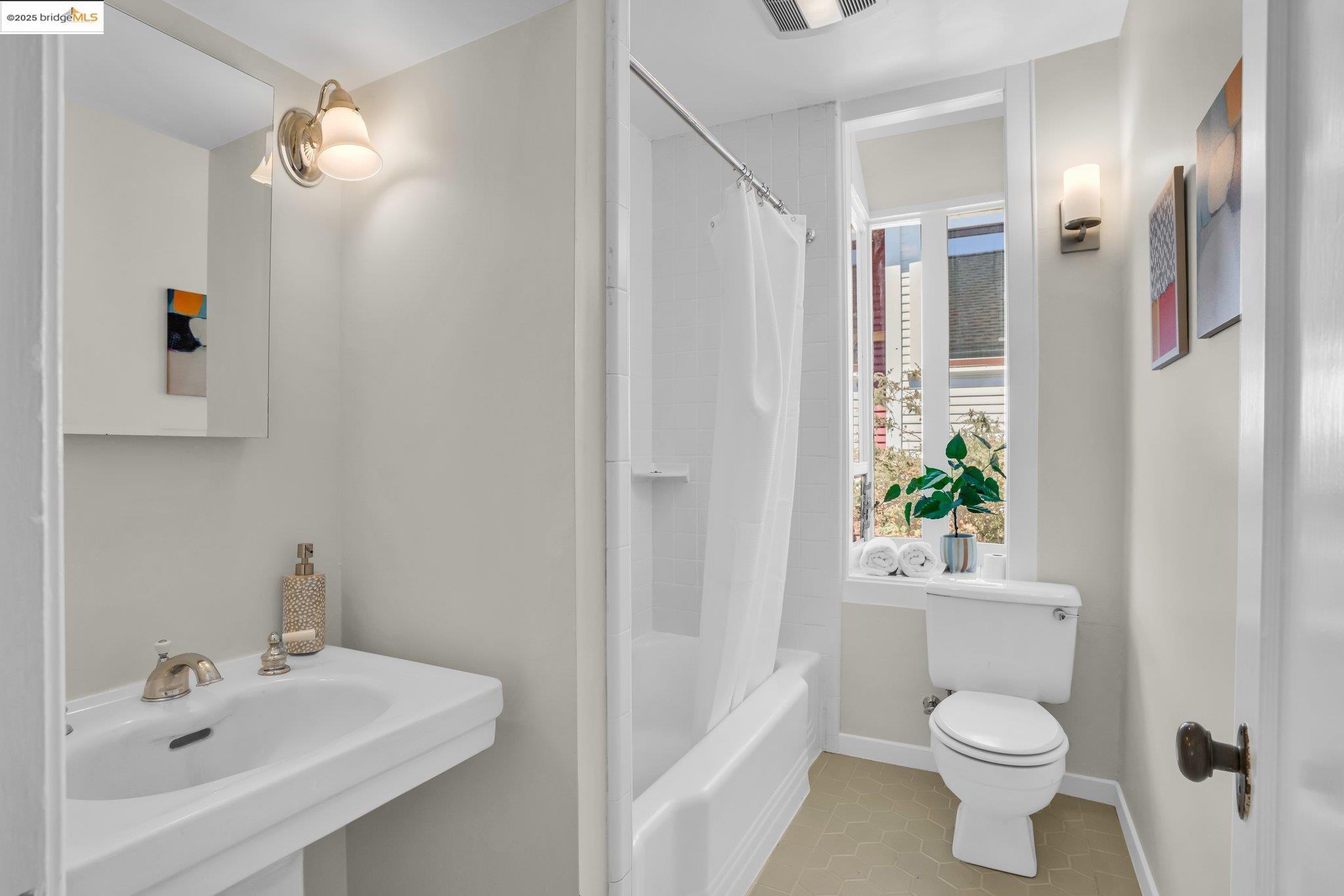Detail Gallery Image 31 of 54 For 580 Chetwood St., Oakland,  CA 94610 - 4 Beds | 2 Baths