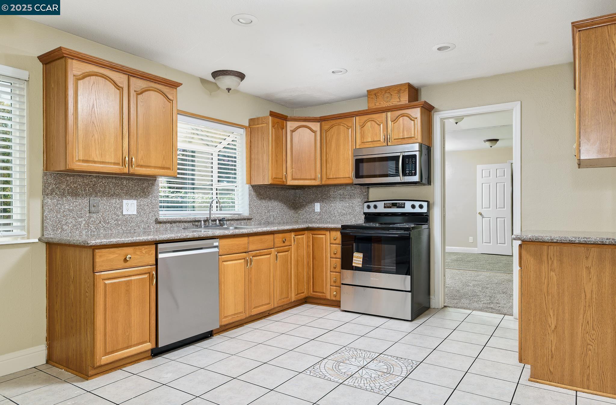 Detail Gallery Image 4 of 28 For 4534 Breckenridge Way, Sacramento,  CA 95838 - 4 Beds | 2/1 Baths