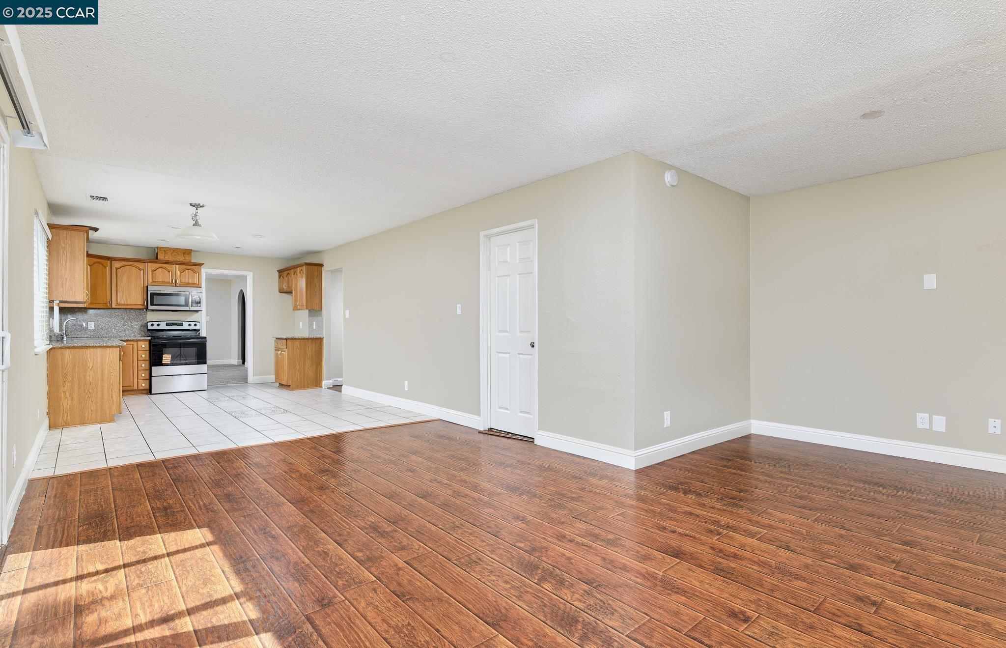 Detail Gallery Image 6 of 28 For 4534 Breckenridge Way, Sacramento,  CA 95838 - 4 Beds | 2/1 Baths