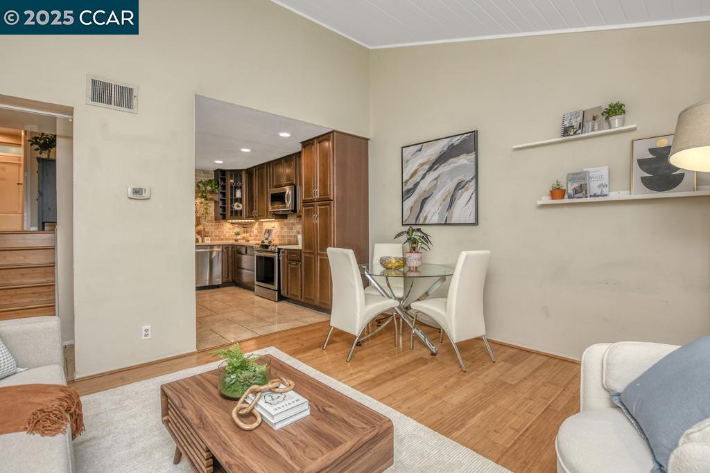 Detail Gallery Image 9 of 30 For 2708 Oak Rd #5,  Walnut Creek,  CA 94597 - 2 Beds | 1 Baths