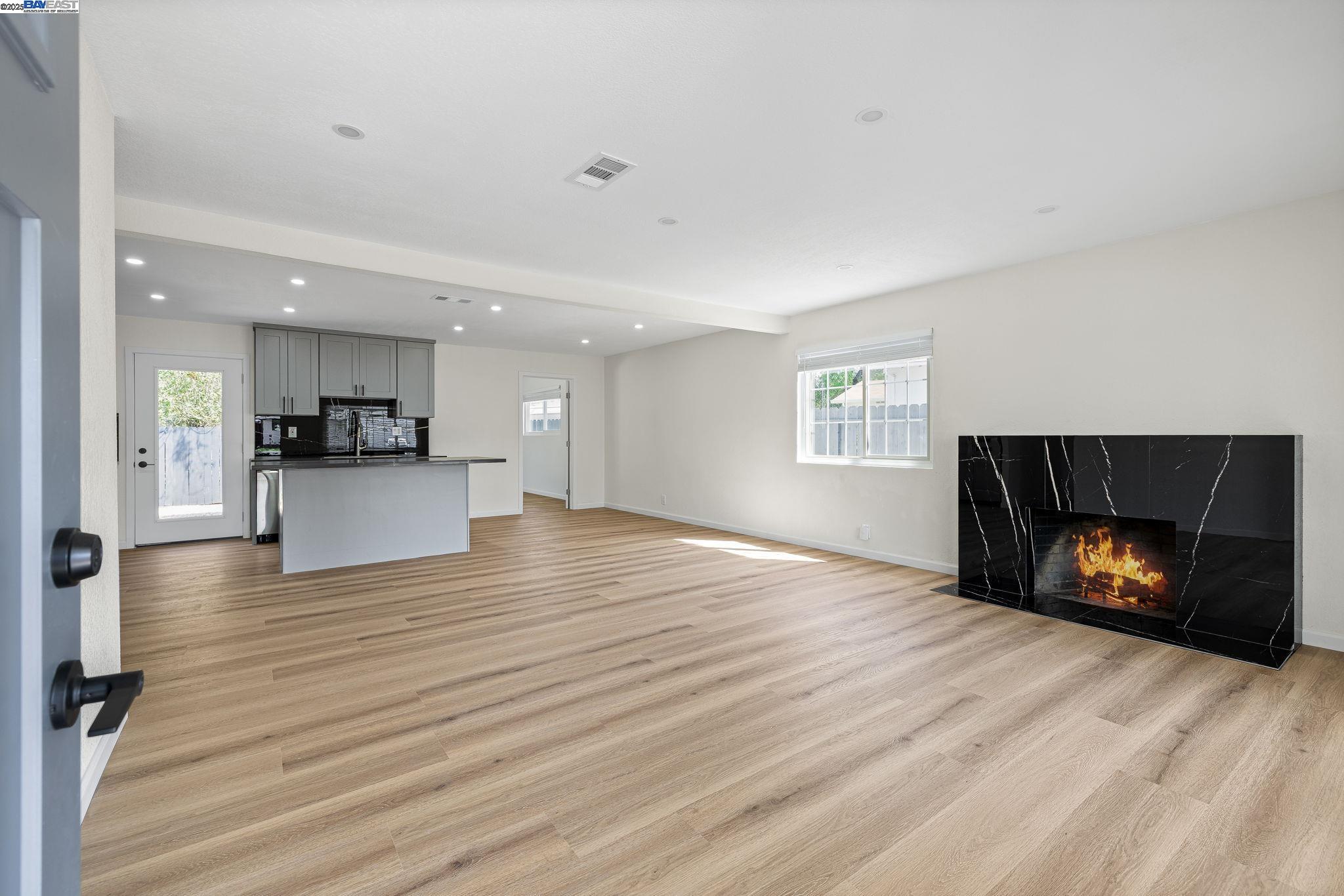 Detail Gallery Image 12 of 47 For 5507 Arizona, Concord,  CA 94521 - 3 Beds | 2 Baths
