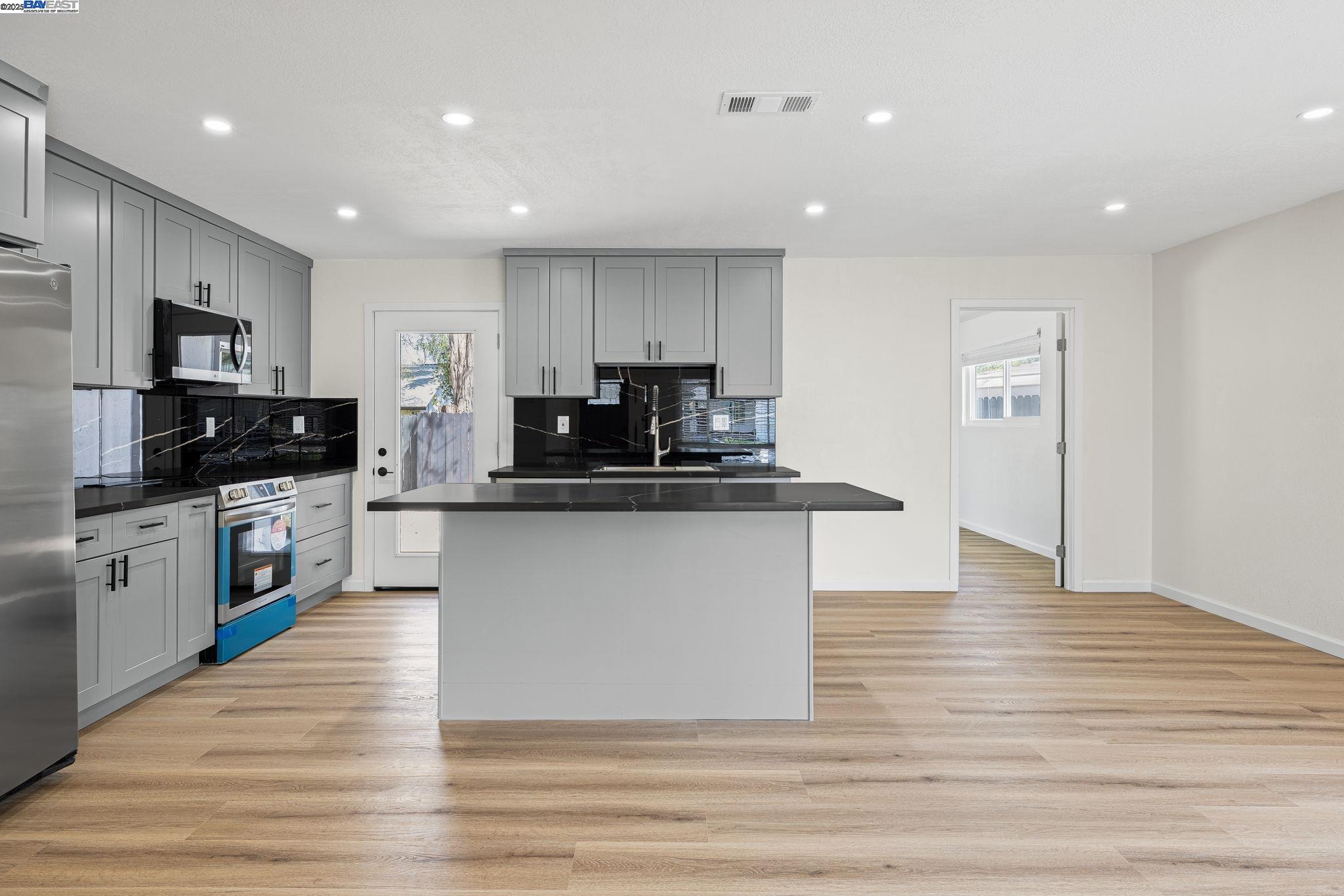 Detail Gallery Image 18 of 47 For 5507 Arizona, Concord,  CA 94521 - 3 Beds | 2 Baths