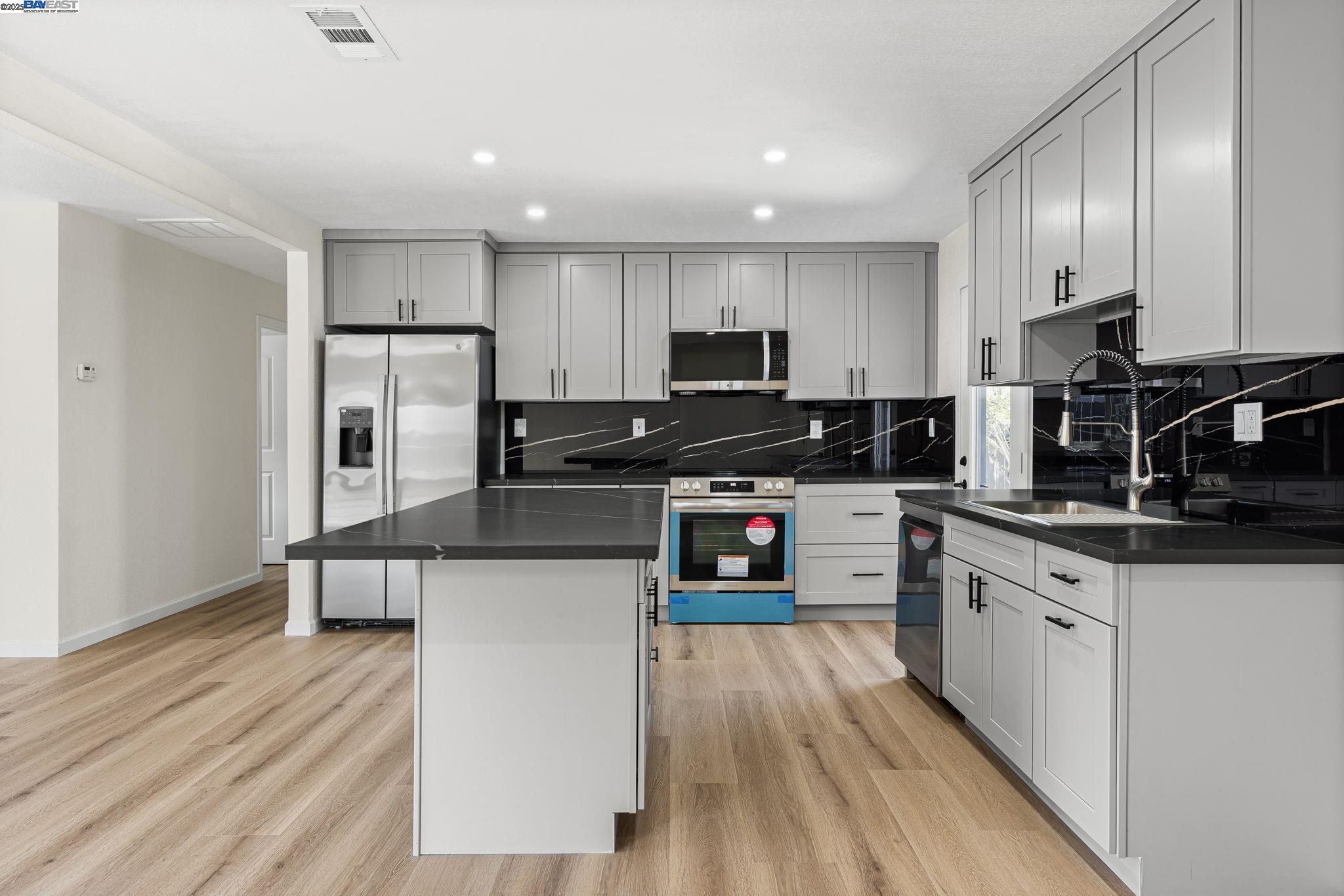 Detail Gallery Image 20 of 47 For 5507 Arizona, Concord,  CA 94521 - 3 Beds | 2 Baths