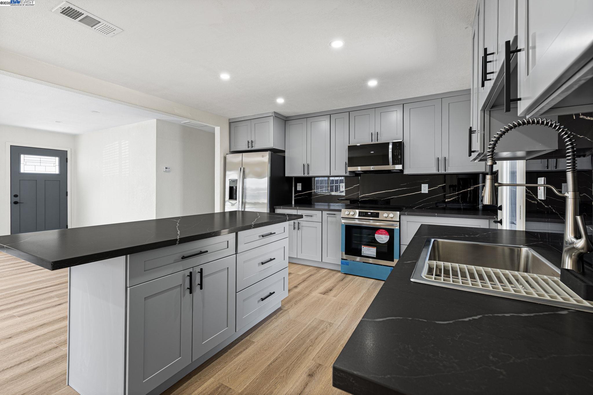 Detail Gallery Image 21 of 47 For 5507 Arizona, Concord,  CA 94521 - 3 Beds | 2 Baths