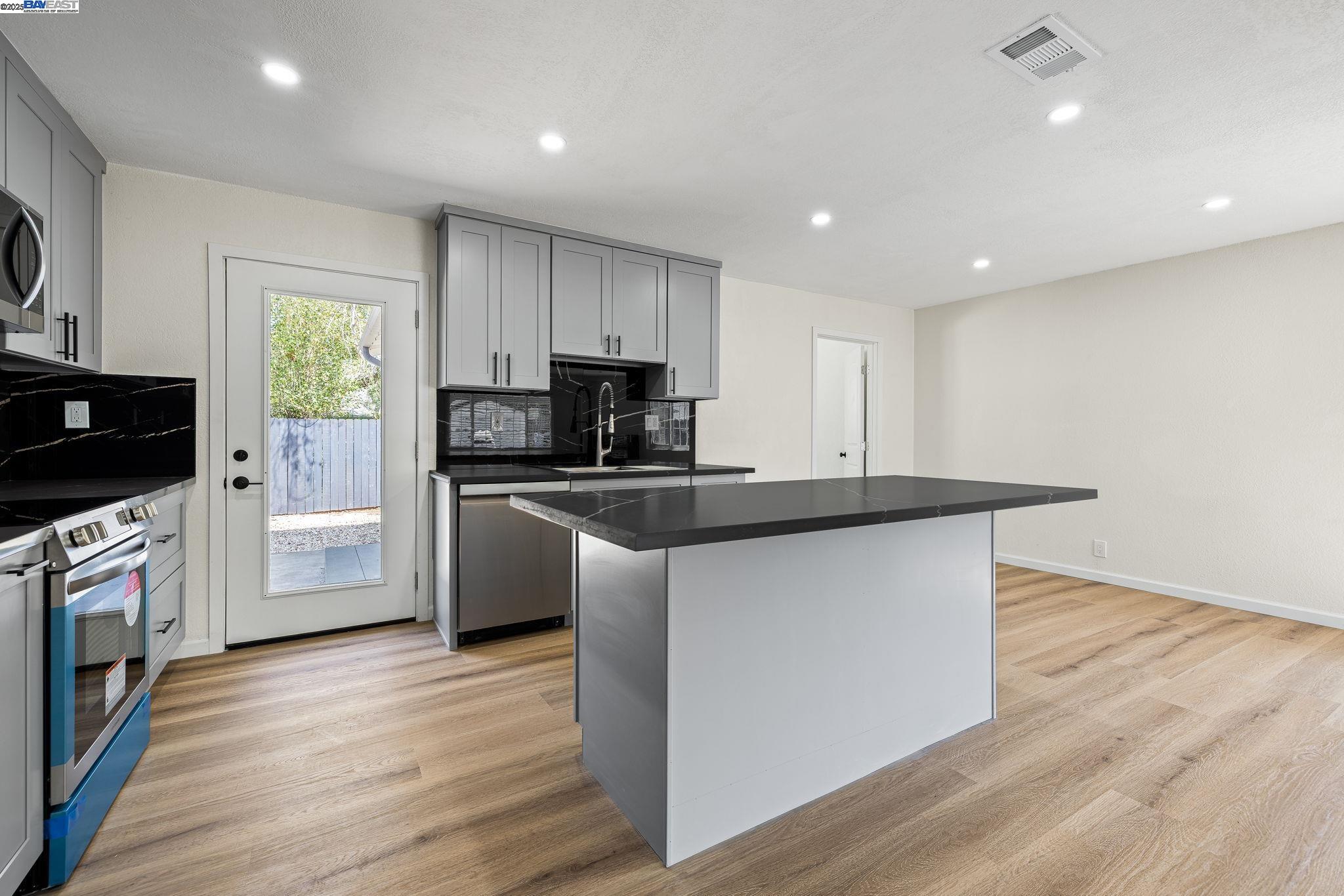 Detail Gallery Image 23 of 47 For 5507 Arizona, Concord,  CA 94521 - 3 Beds | 2 Baths