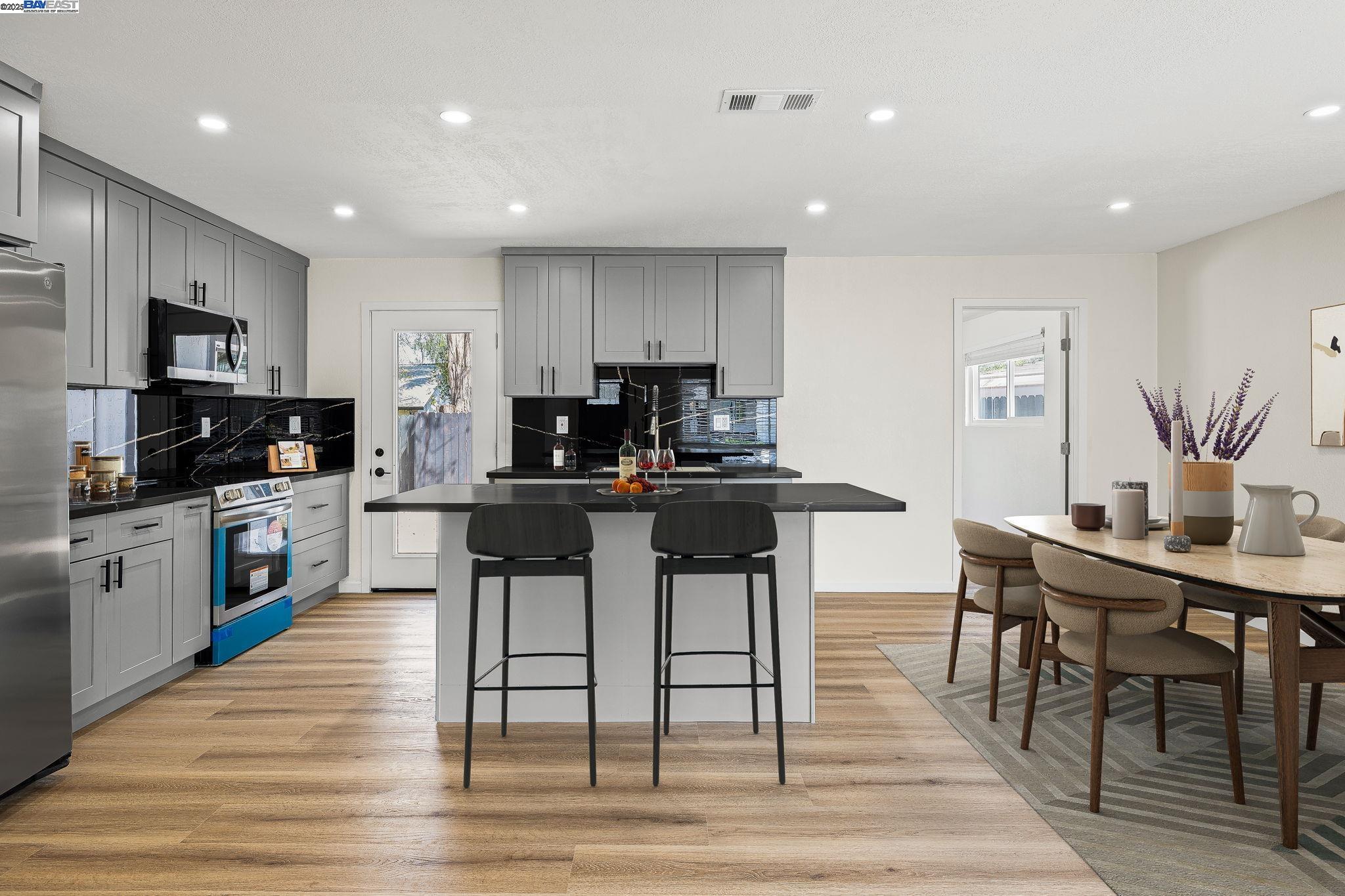 Detail Gallery Image 6 of 47 For 5507 Arizona, Concord,  CA 94521 - 3 Beds | 2 Baths