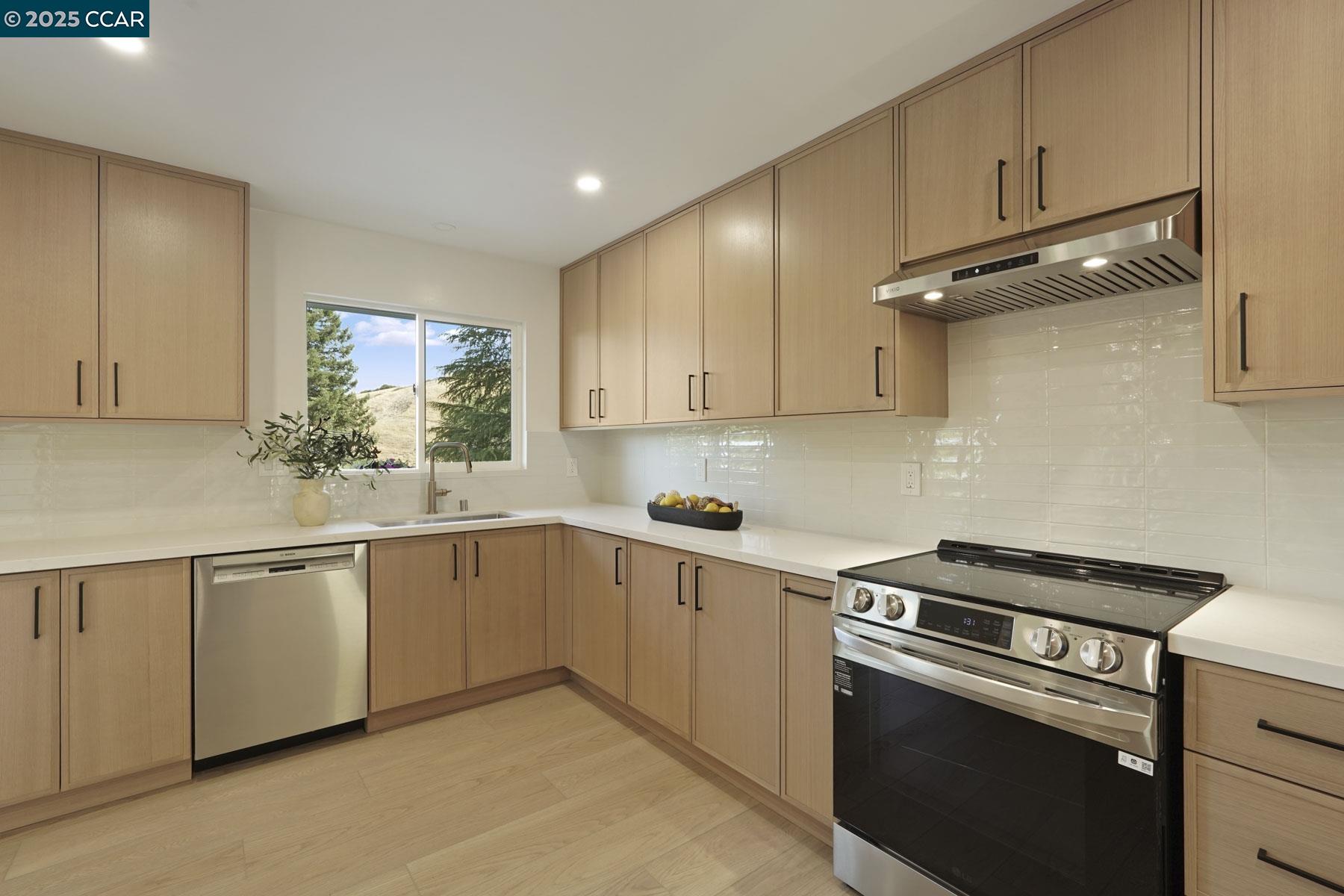 Detail Gallery Image 12 of 59 For 3233 Lucas Circle, Lafayette,  CA 94549 - 5 Beds | 3/1 Baths