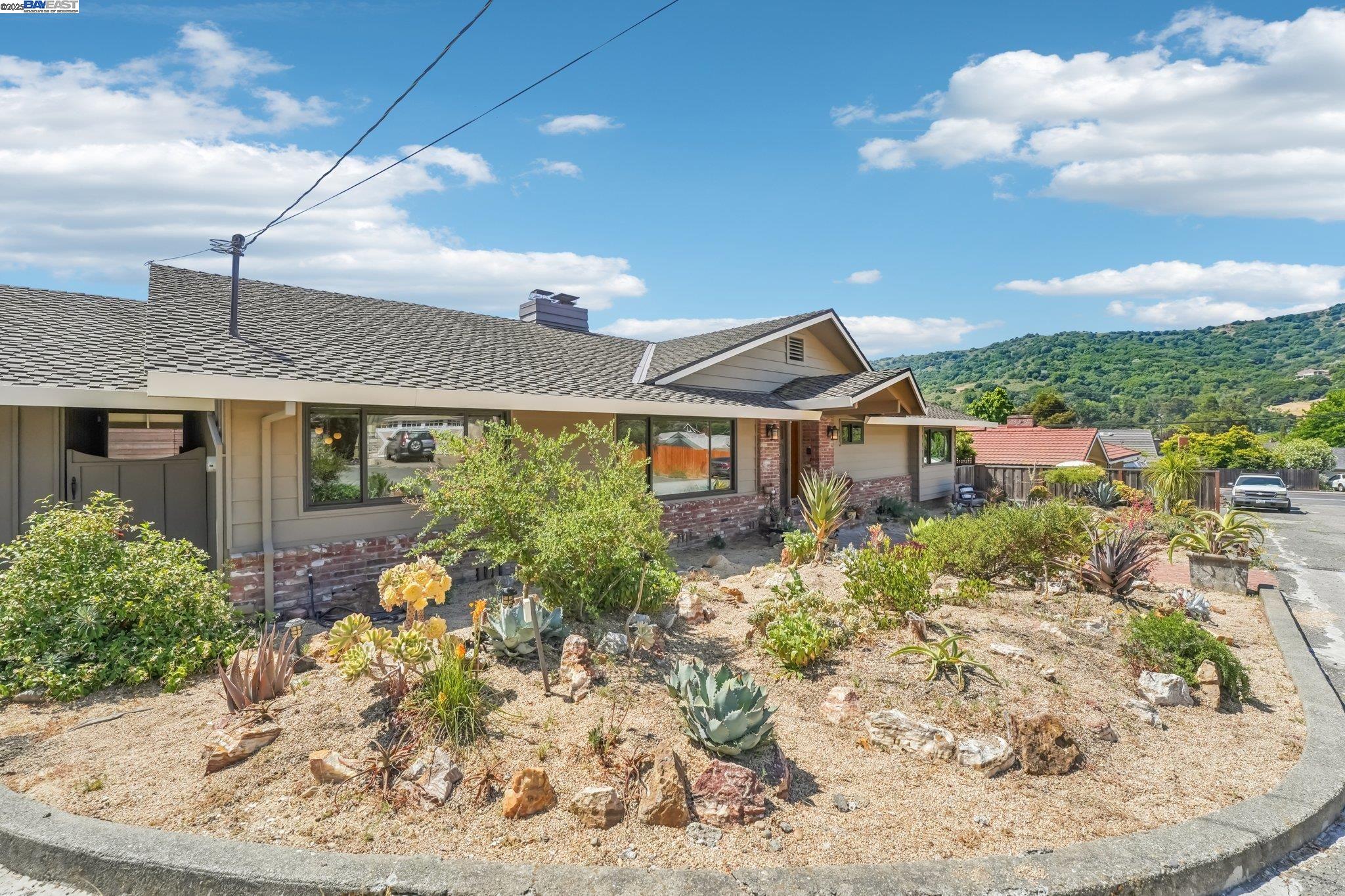 Detail Gallery Image 2 of 45 For 24 Archery Ct, El Sobrante,  CA 94803 - 3 Beds | 3 Baths
