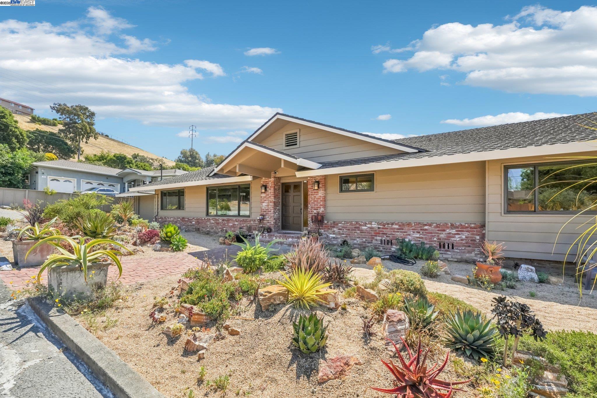 Detail Gallery Image 3 of 45 For 24 Archery Ct, El Sobrante,  CA 94803 - 3 Beds | 3 Baths