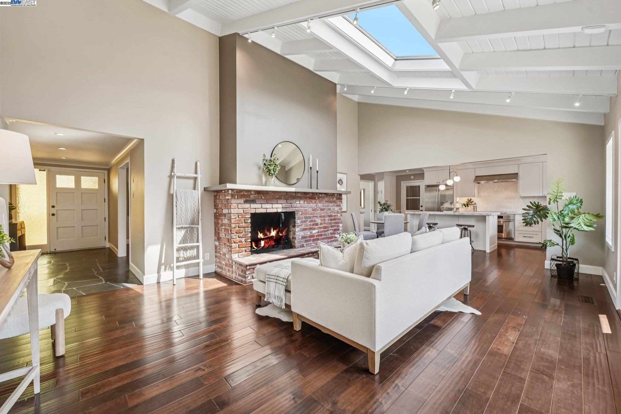 Detail Gallery Image 5 of 45 For 24 Archery Ct, El Sobrante,  CA 94803 - 3 Beds | 3 Baths