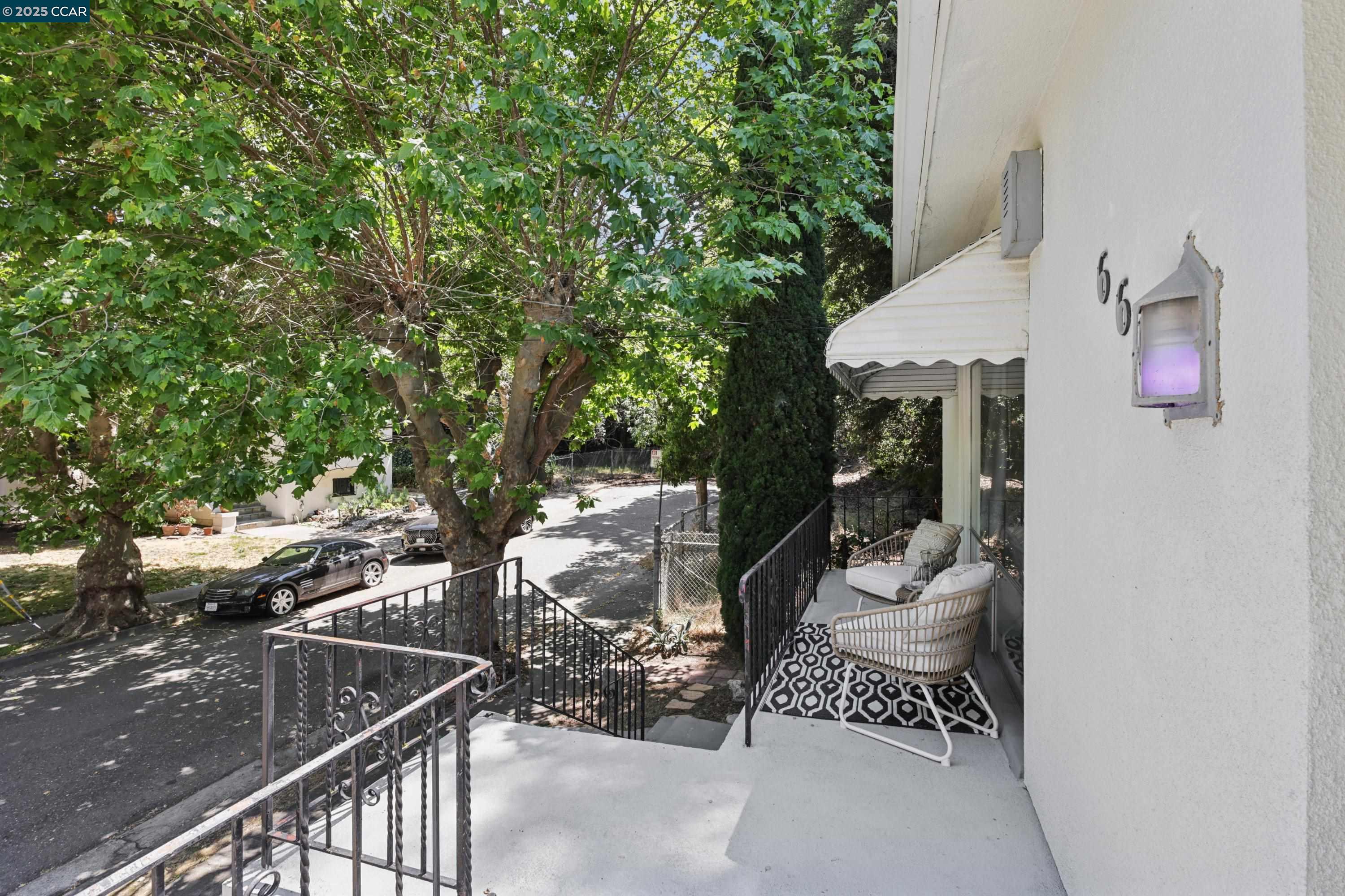 Detail Gallery Image 2 of 30 For 661 Brookwood Pl, Oakland,  CA 94610 - 3 Beds | 2 Baths