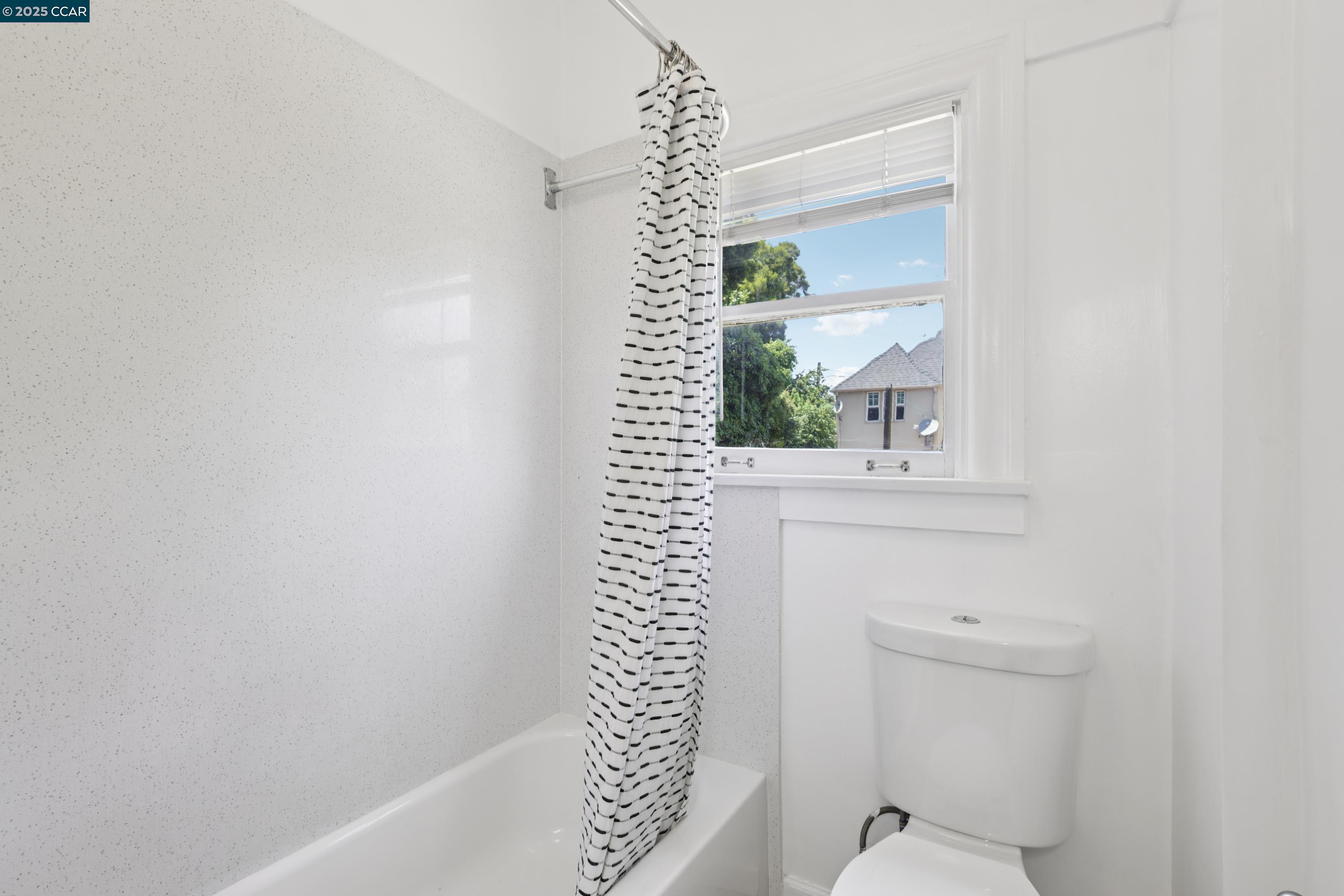 Detail Gallery Image 18 of 30 For 661 Brookwood Pl, Oakland,  CA 94610 - 3 Beds | 2 Baths