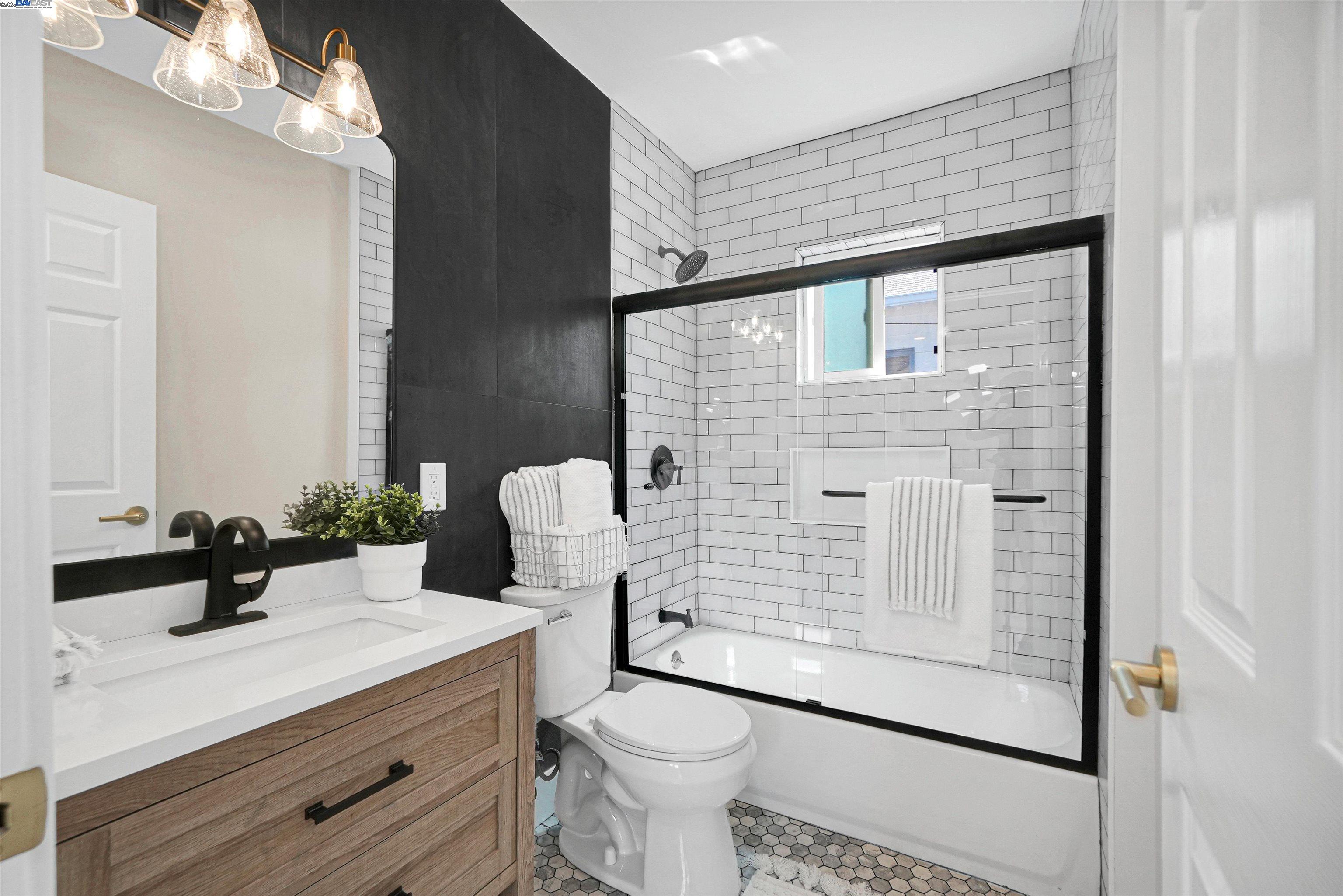 Detail Gallery Image 17 of 36 For 5726 Los Angeles St, Emeryville,  CA 94608 - 2 Beds | 1 Baths