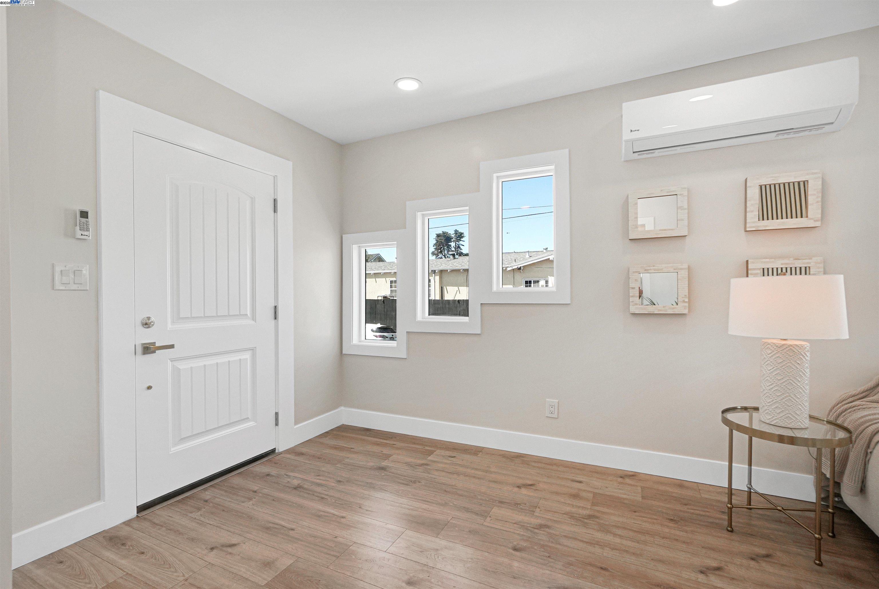 Detail Gallery Image 4 of 36 For 5726 Los Angeles St, Emeryville,  CA 94608 - 2 Beds | 1 Baths