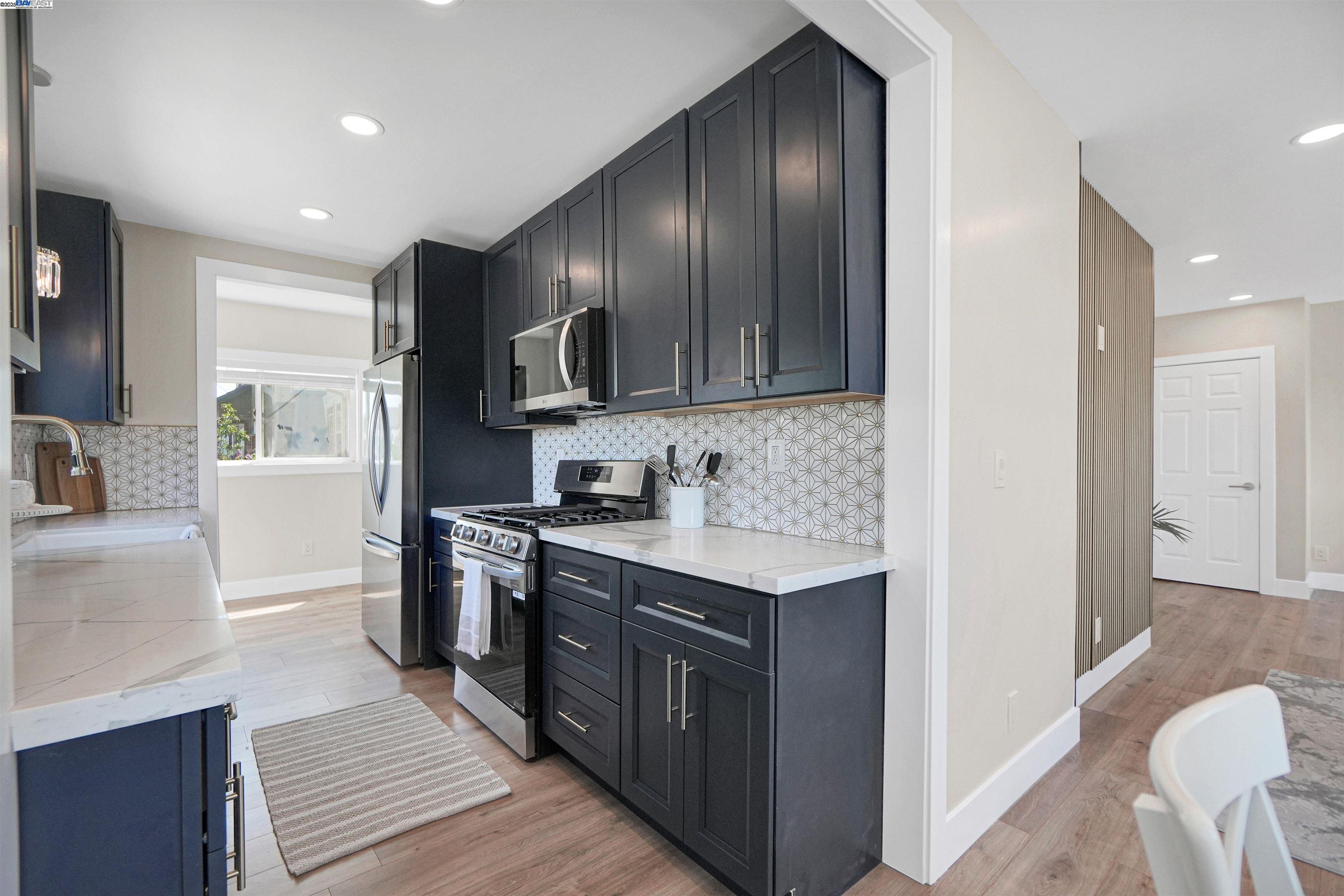 Detail Gallery Image 8 of 36 For 5726 Los Angeles St, Emeryville,  CA 94608 - 2 Beds | 1 Baths