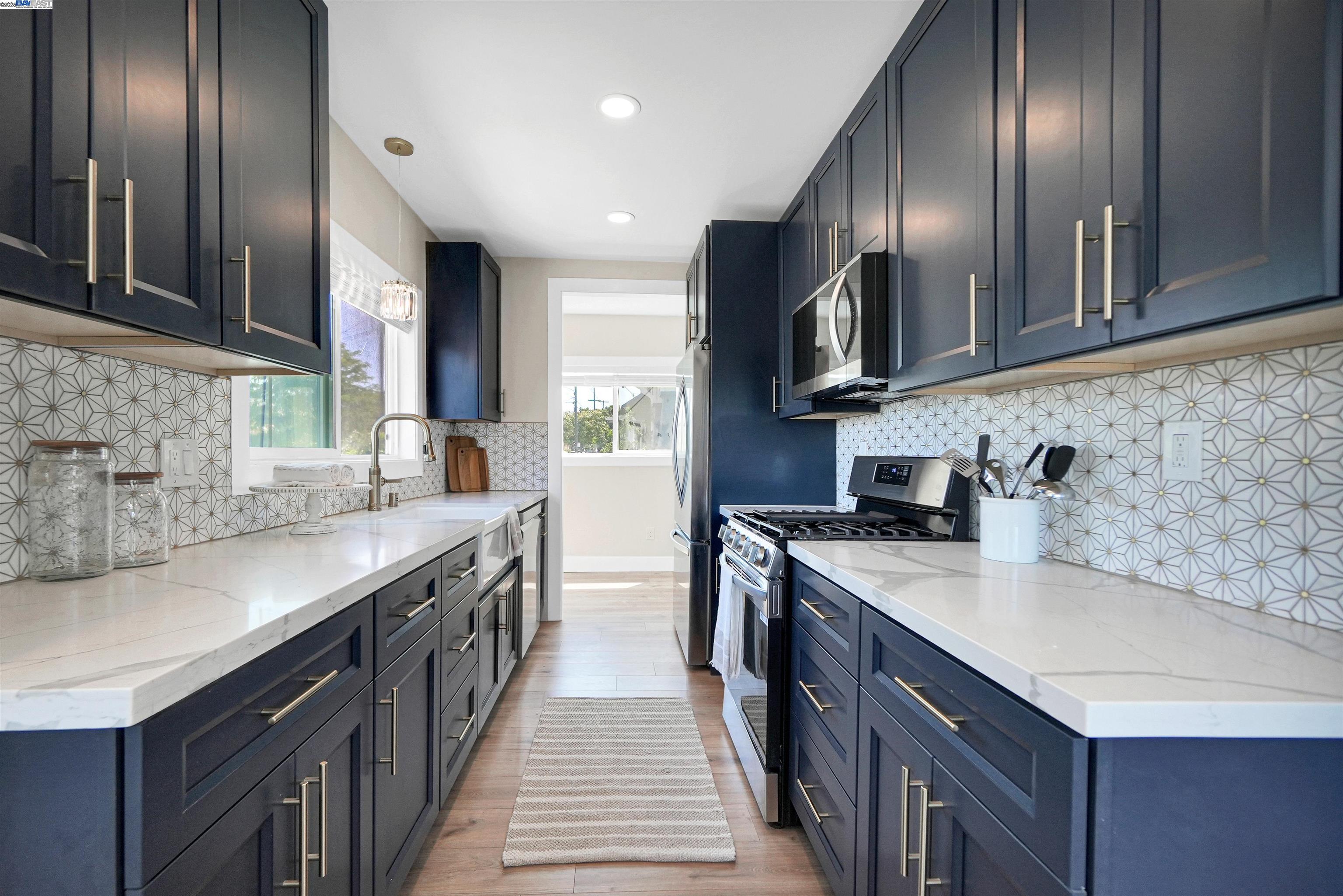 Detail Gallery Image 9 of 36 For 5726 Los Angeles St, Emeryville,  CA 94608 - 2 Beds | 1 Baths