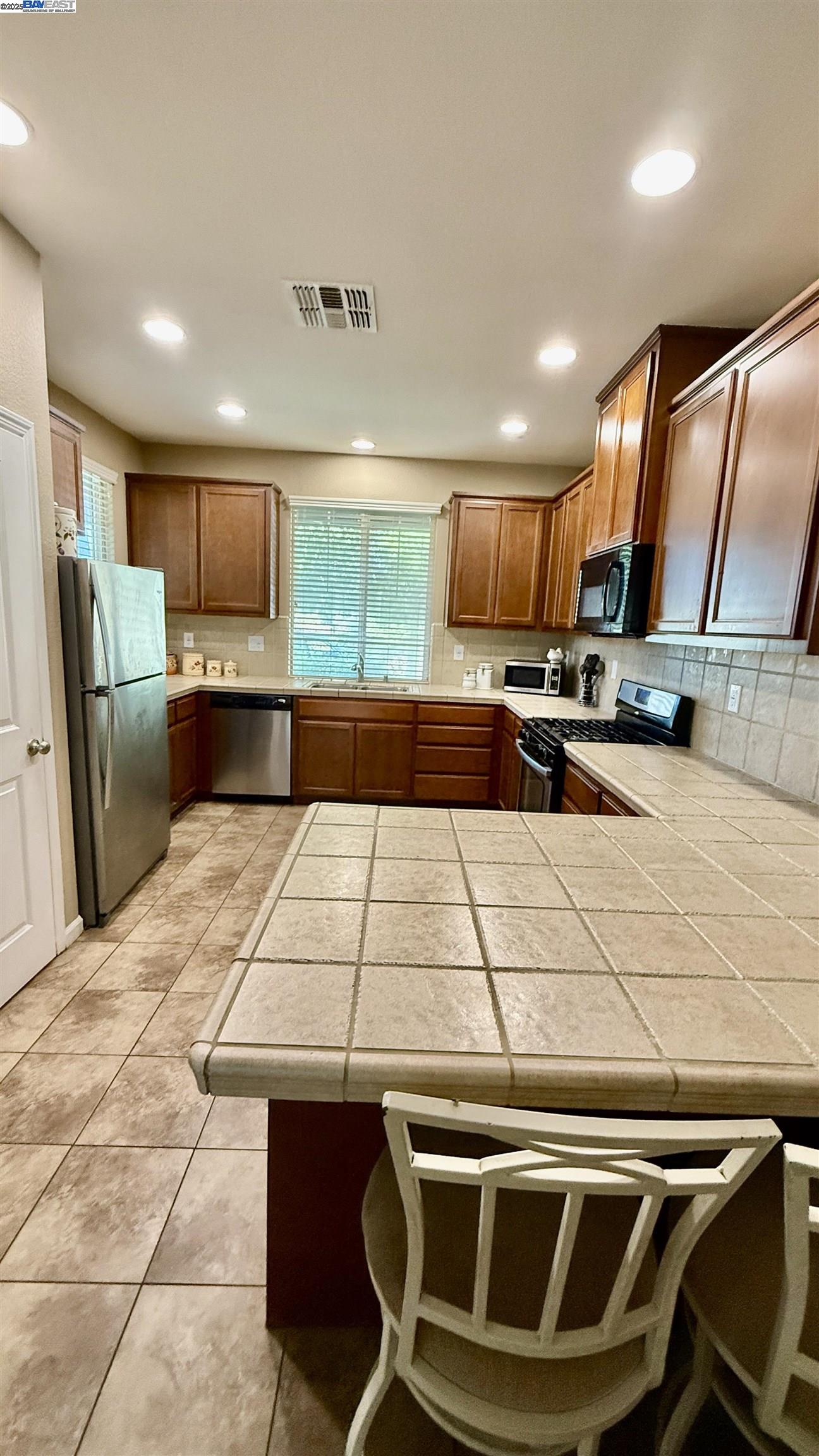 Detail Gallery Image 3 of 9 For 1431 Paco Way, Manteca,  CA 95337 - 3 Beds | 2 Baths