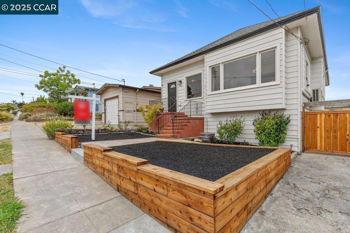 Detail Gallery Image 1 of 33 For 6105 Orchard Ave, Richmond,  CA 94804 - 2 Beds | 1 Baths
