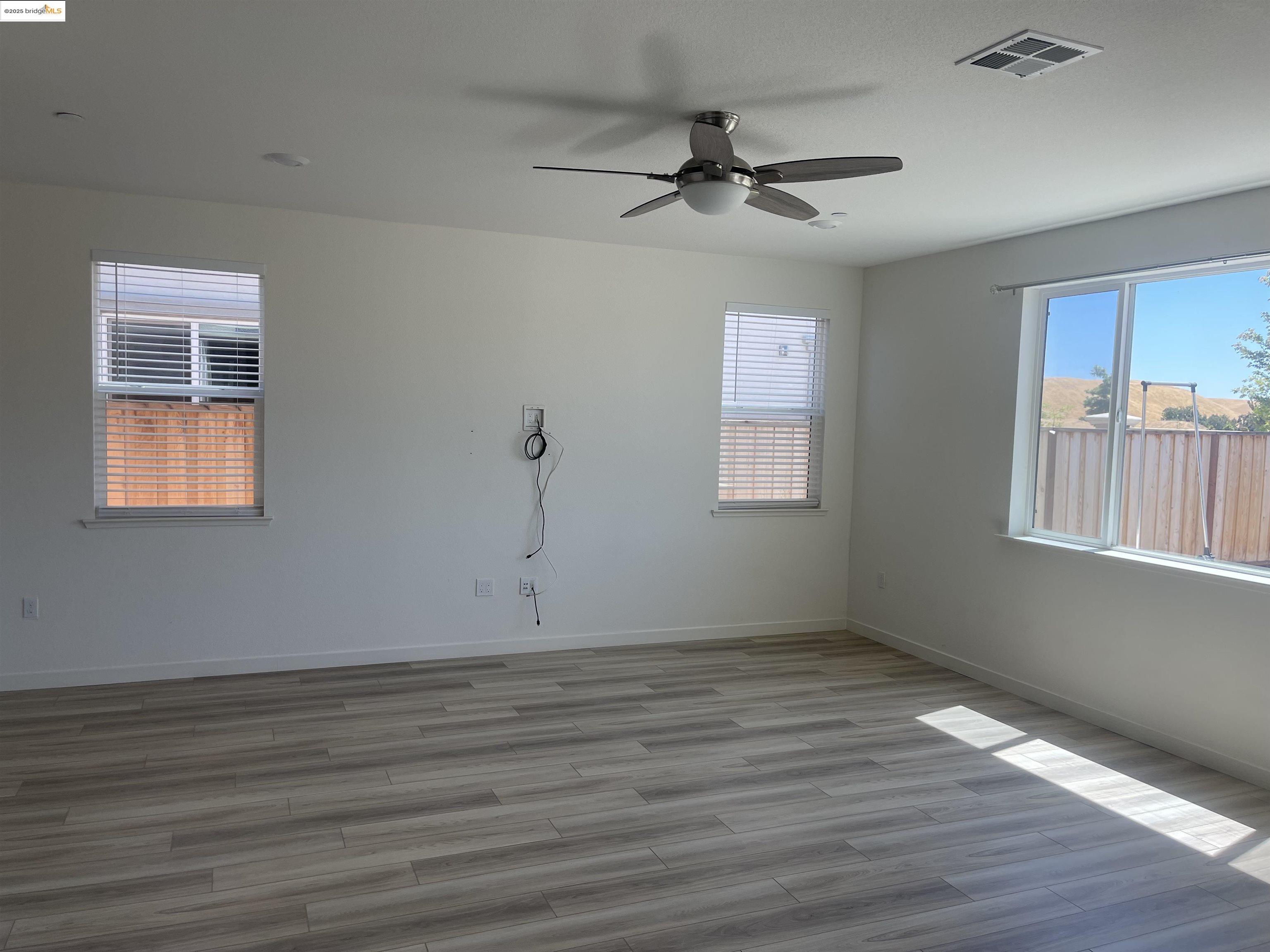 Detail Gallery Image 4 of 31 For 5444 Spring Mountain Ln, Antioch,  CA 94531 - 4 Beds | 3/1 Baths