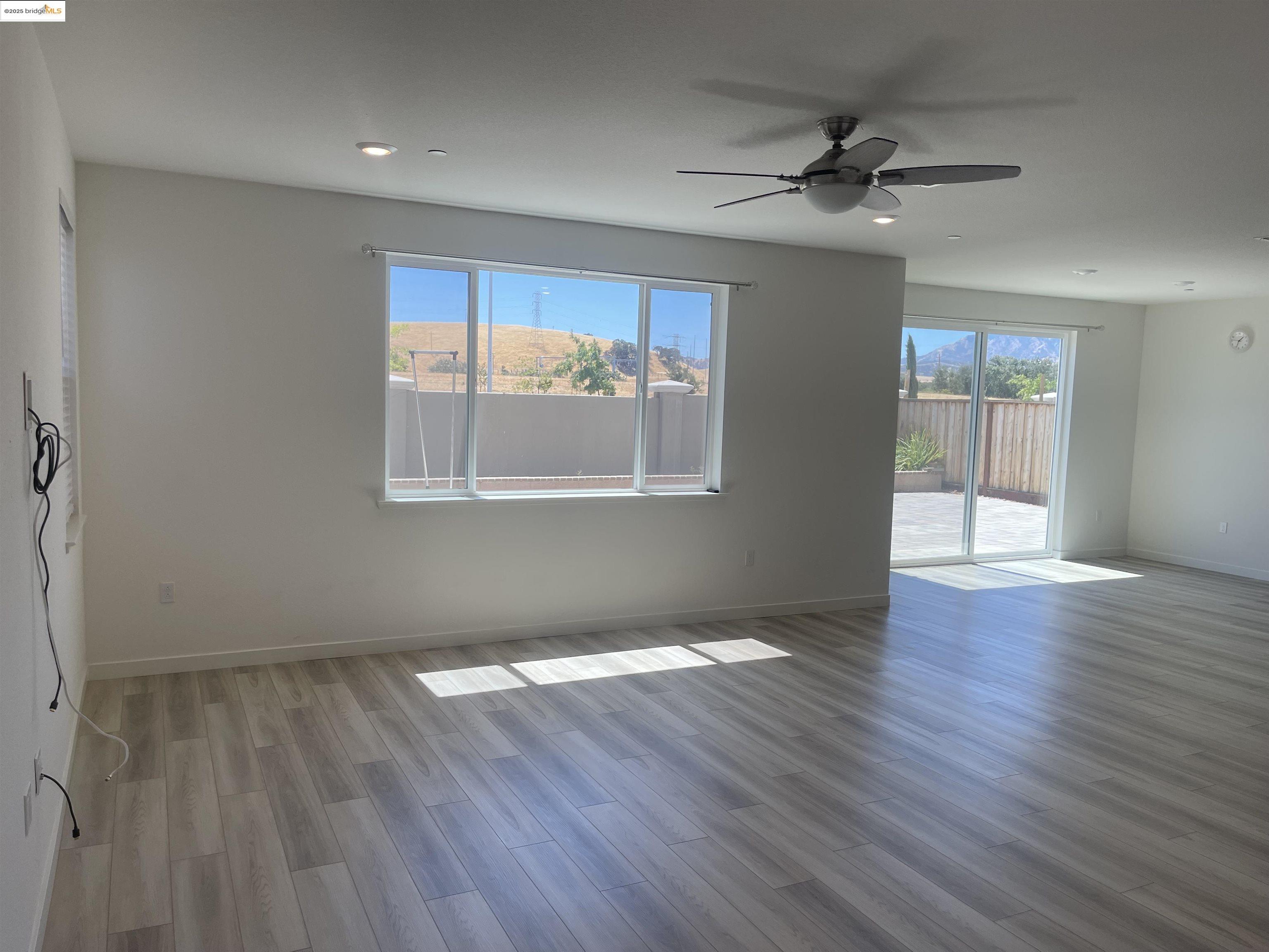 Detail Gallery Image 6 of 31 For 5444 Spring Mountain Ln, Antioch,  CA 94531 - 4 Beds | 3/1 Baths