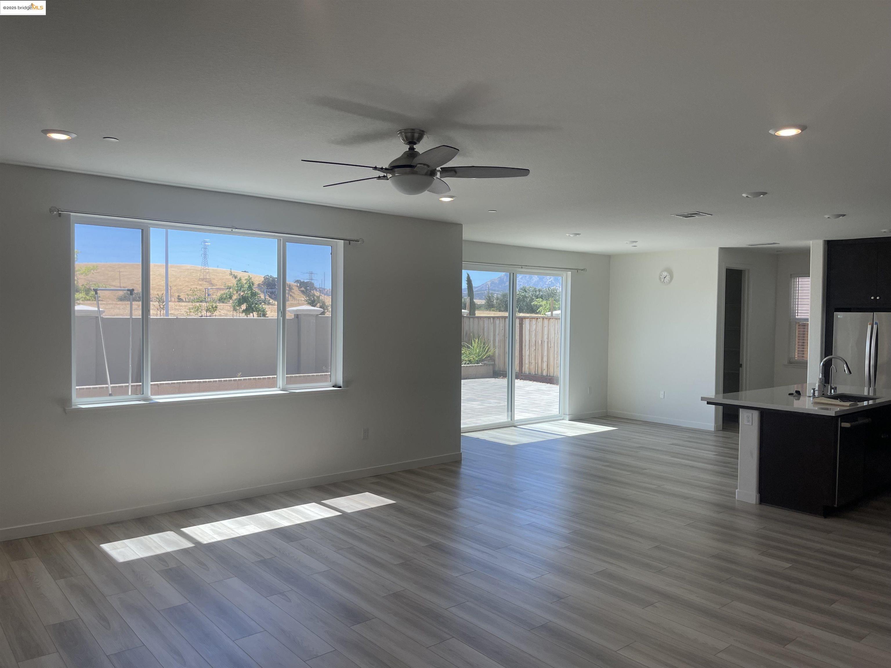 Detail Gallery Image 7 of 31 For 5444 Spring Mountain Ln, Antioch,  CA 94531 - 4 Beds | 3/1 Baths