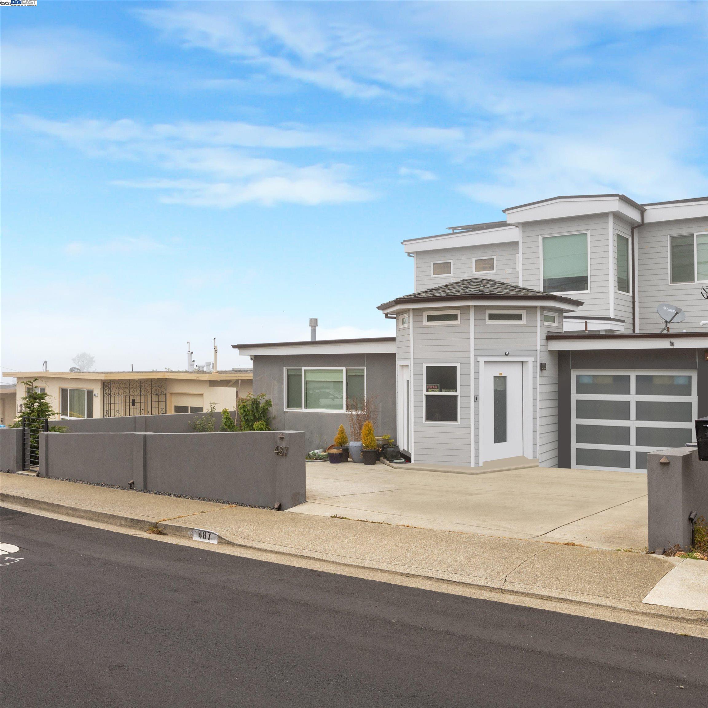 Detail Gallery Image 2 of 36 For 487 Manor Dr, Pacifica,  CA 94044 - 3 Beds | 4 Baths