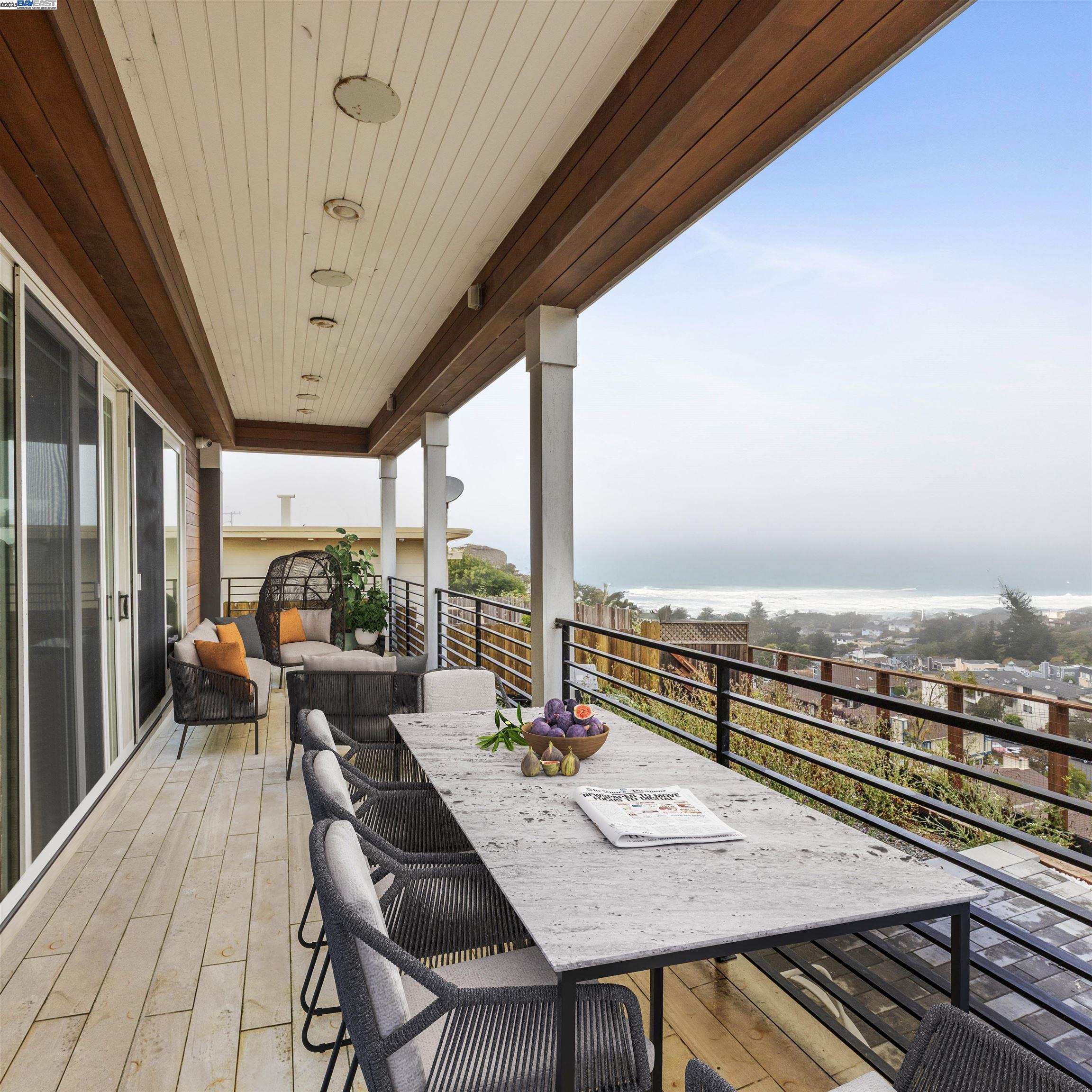 Detail Gallery Image 2 of 44 For 487 Manor Dr, Pacifica,  CA 94044 - 3 Beds | 4 Baths
