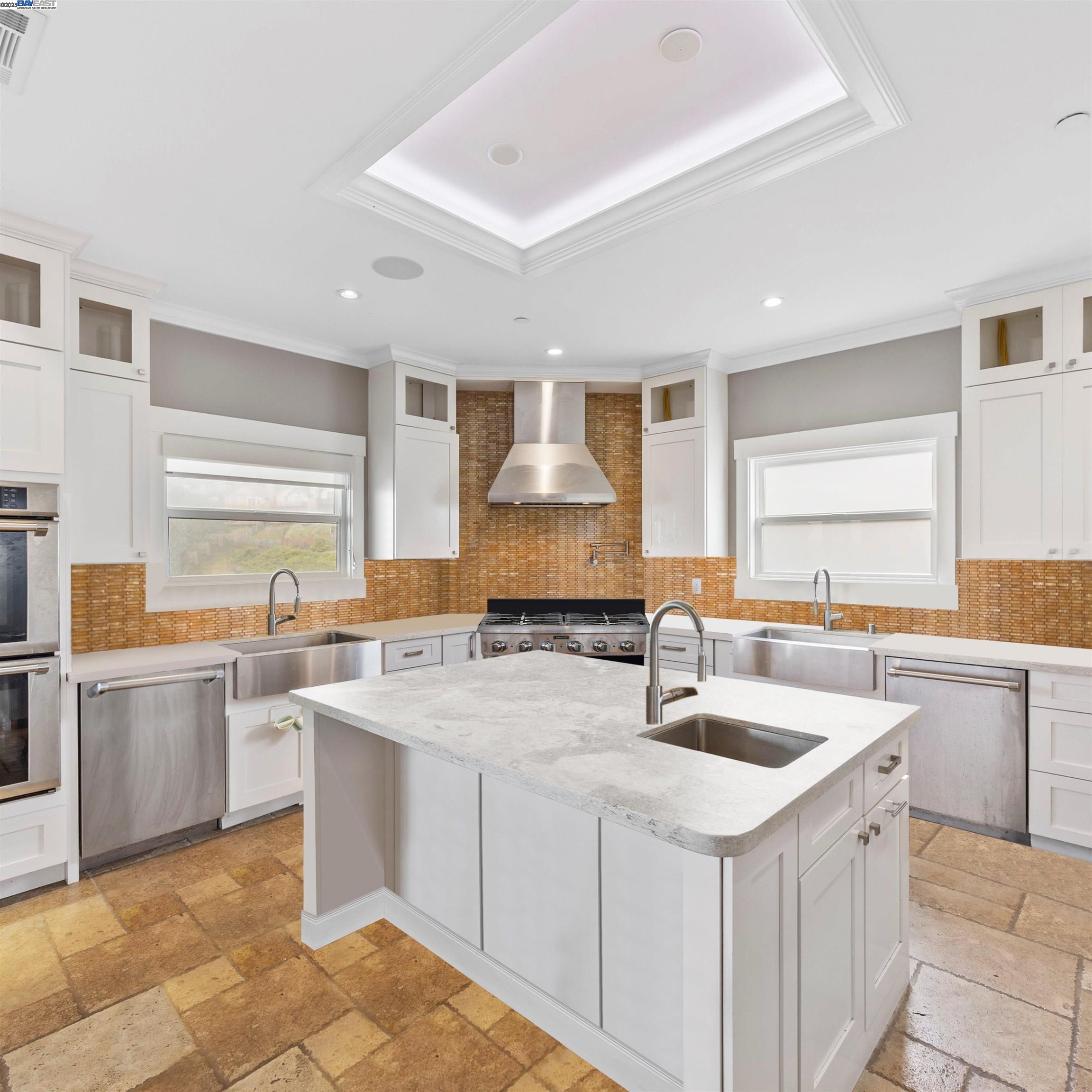 Detail Gallery Image 8 of 36 For 487 Manor Dr, Pacifica,  CA 94044 - 3 Beds | 4 Baths