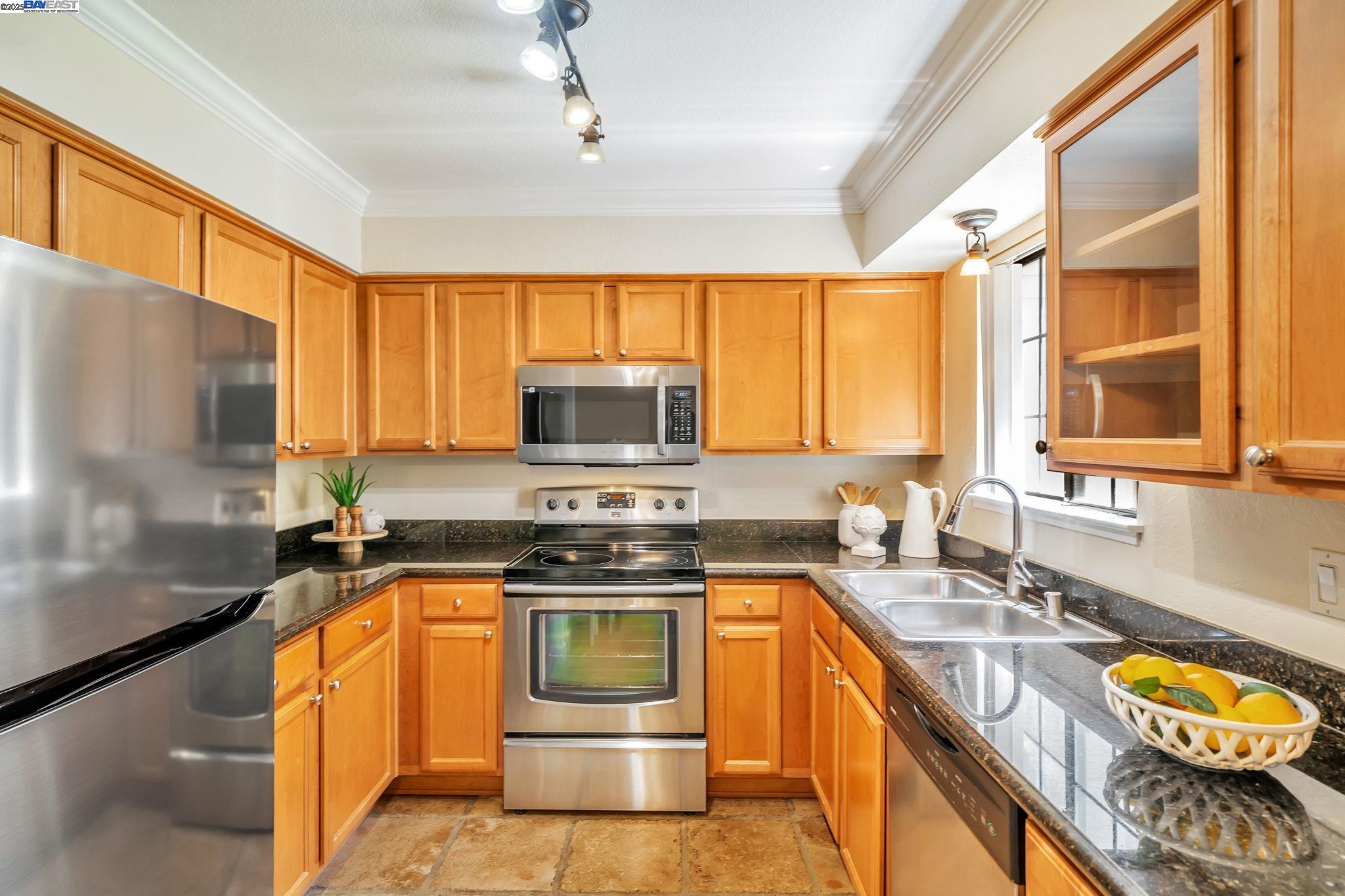 Detail Gallery Image 9 of 60 For 383 Eastridge Dr, San Ramon,  CA 94582 - 2 Beds | 2 Baths