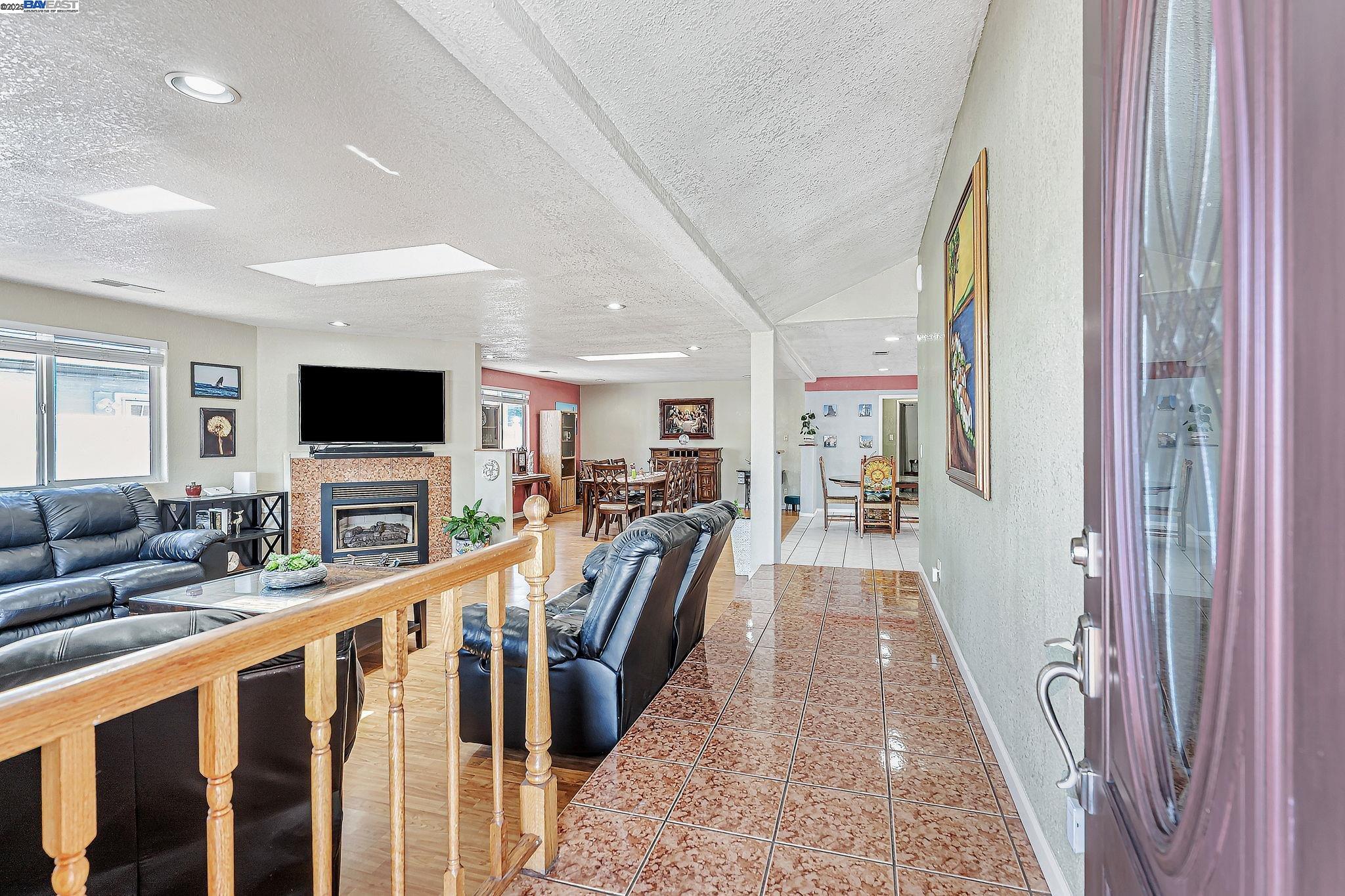 Detail Gallery Image 4 of 47 For 942 Purdue St, San Leandro,  CA 94579 - 3 Beds | 2 Baths