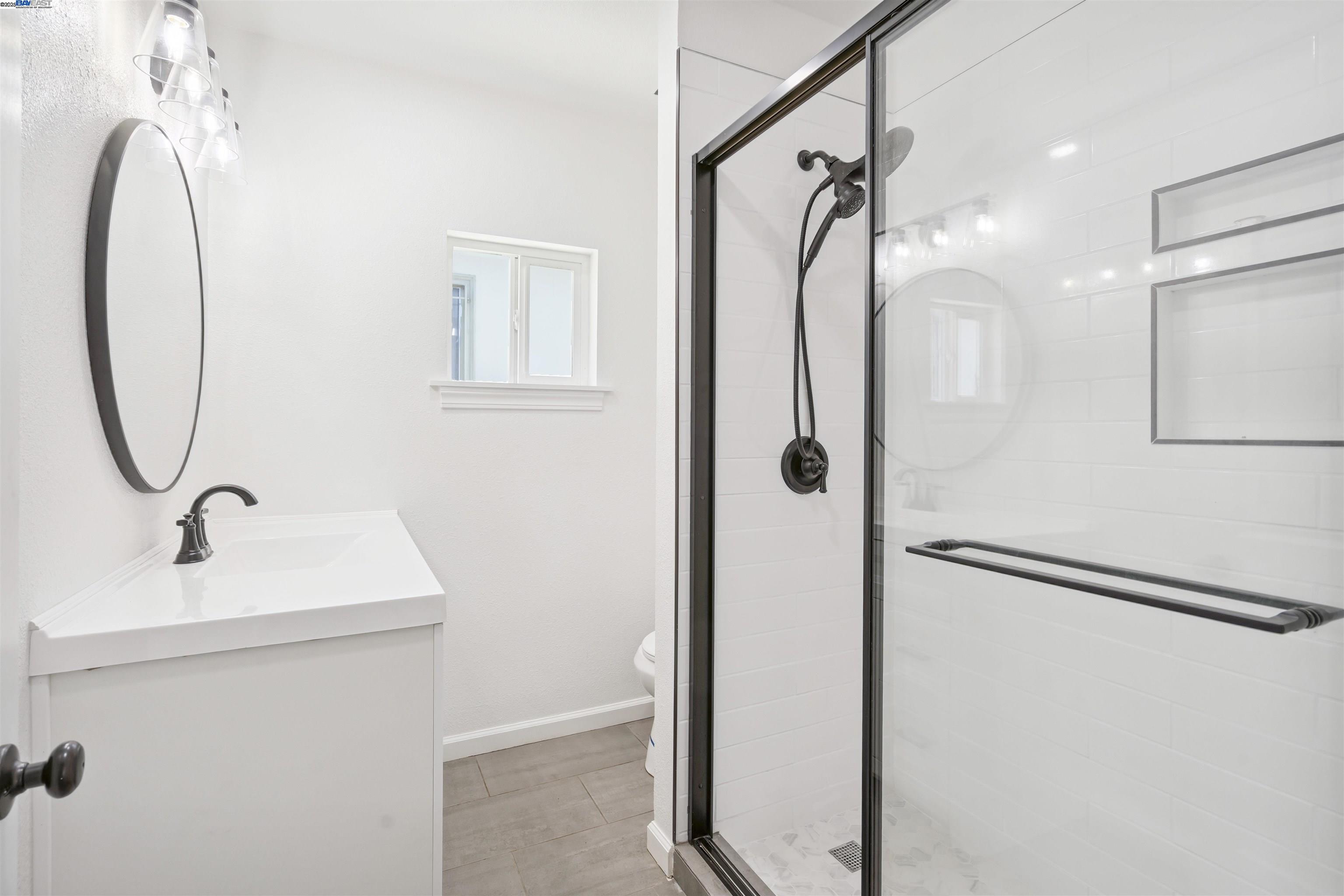 Detail Gallery Image 13 of 25 For 5542 Harvey Ave, Oakland,  CA 94621 - 4 Beds | 2 Baths