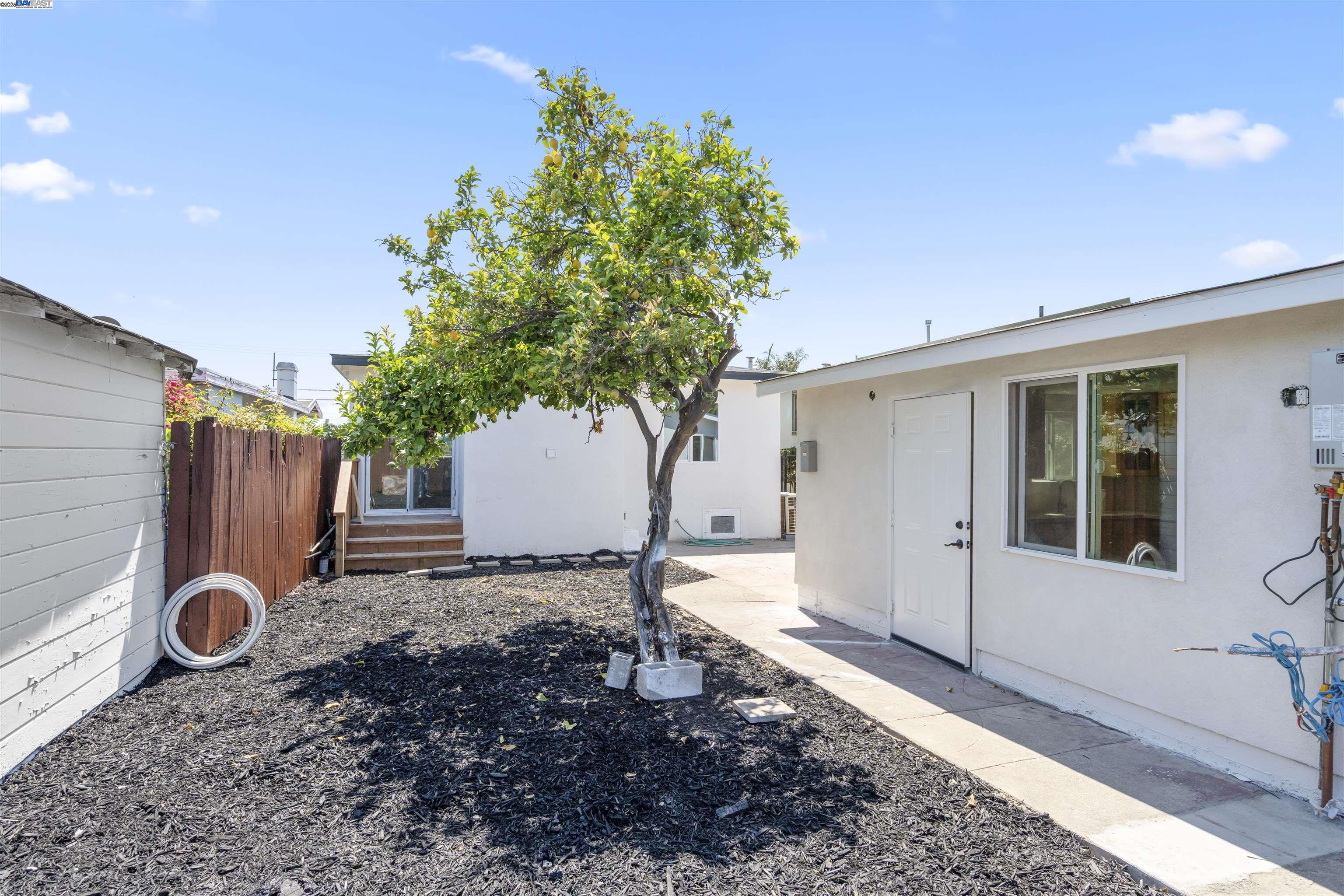 Detail Gallery Image 17 of 25 For 5542 Harvey Ave, Oakland,  CA 94621 - 4 Beds | 2 Baths