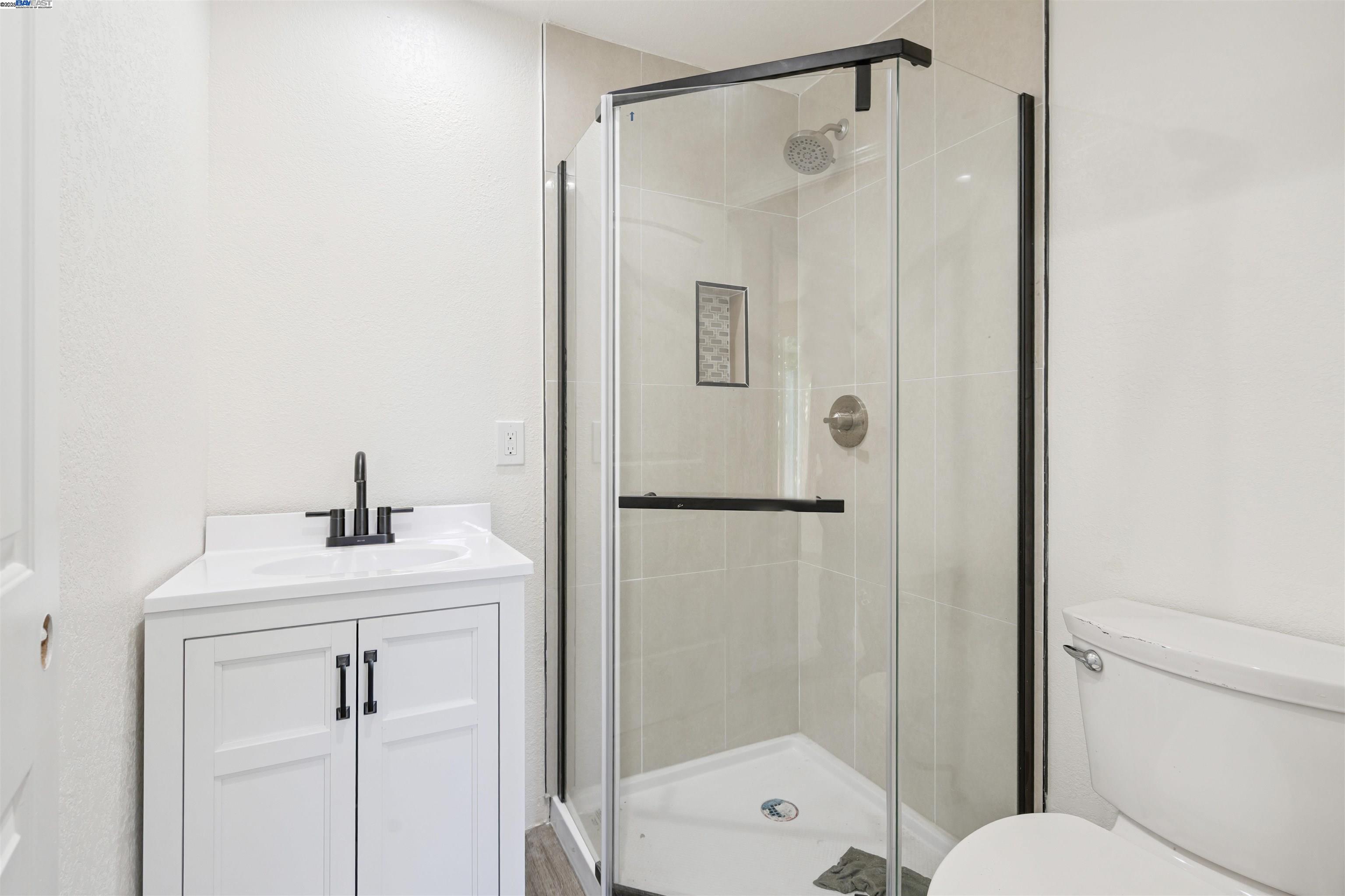 Detail Gallery Image 21 of 25 For 5542 Harvey Ave, Oakland,  CA 94621 - 4 Beds | 2 Baths