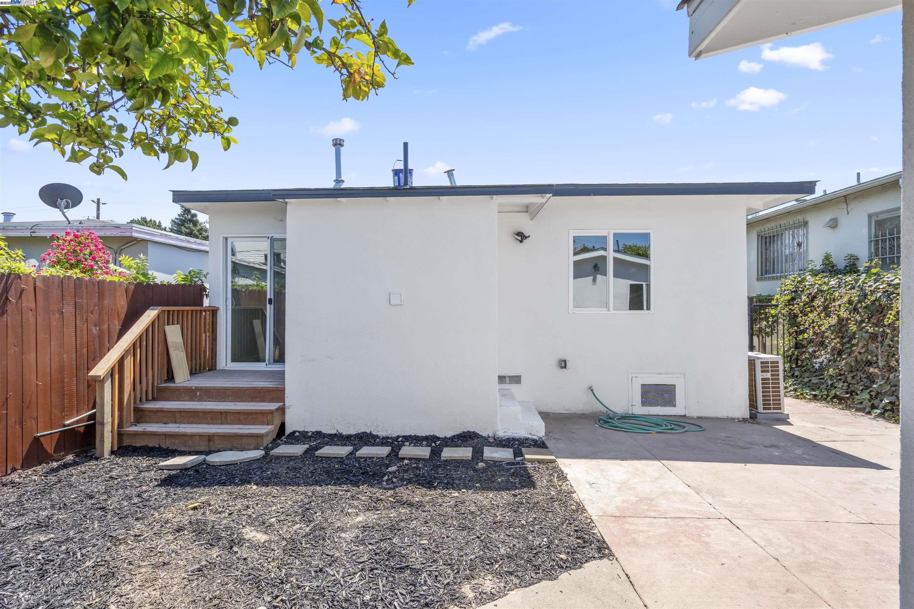 Detail Gallery Image 23 of 25 For 5542 Harvey Ave, Oakland,  CA 94621 - 4 Beds | 2 Baths