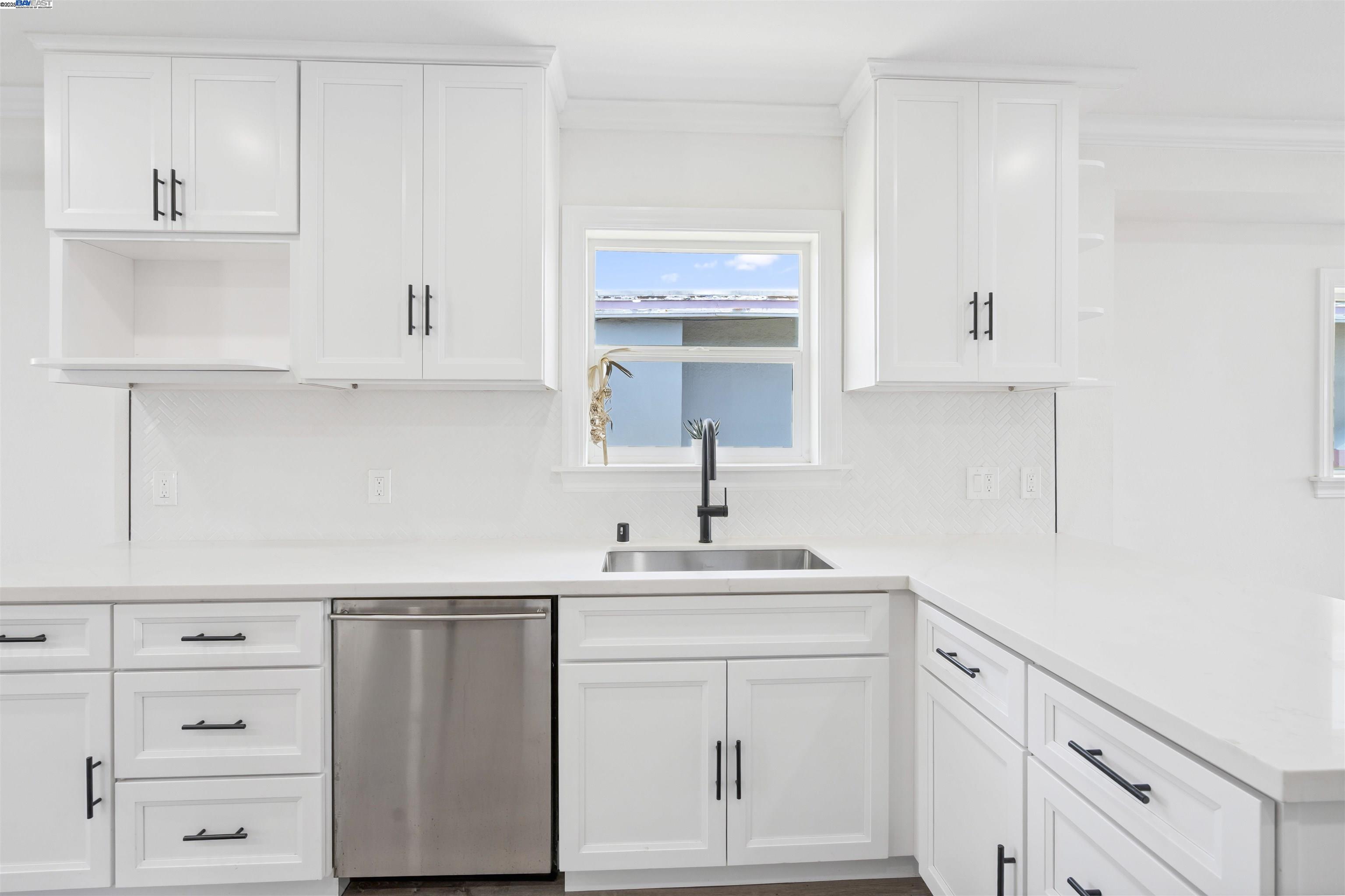 Detail Gallery Image 5 of 25 For 5542 Harvey Ave, Oakland,  CA 94621 - 4 Beds | 2 Baths