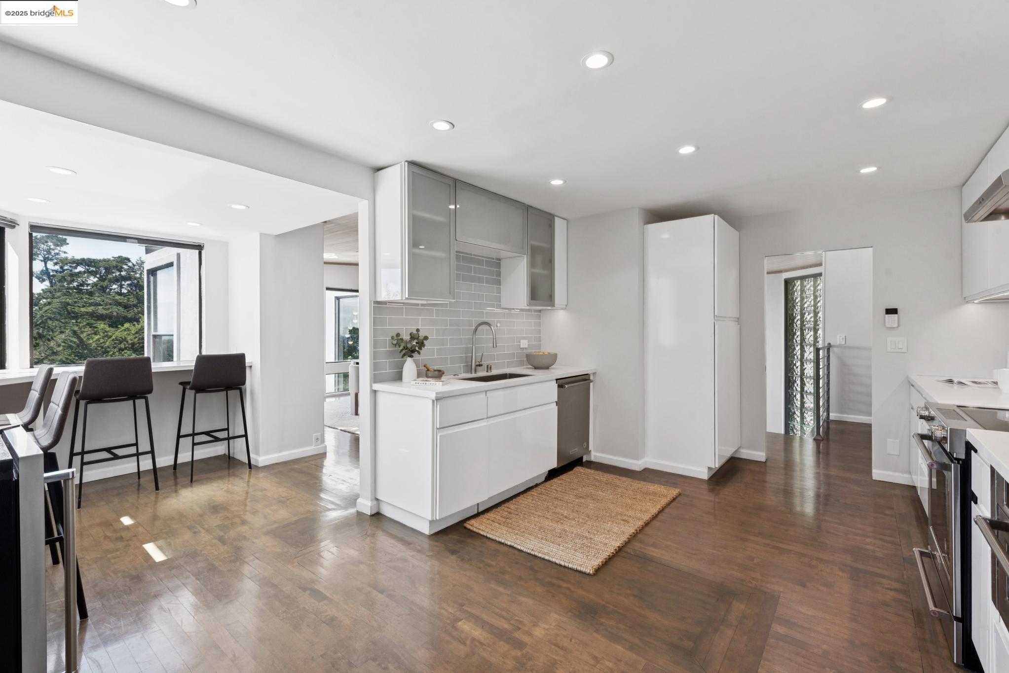 Detail Gallery Image 18 of 56 For 2861 Chelsea Drive, Oakland,  CA 94611 - 5 Beds | 5 Baths