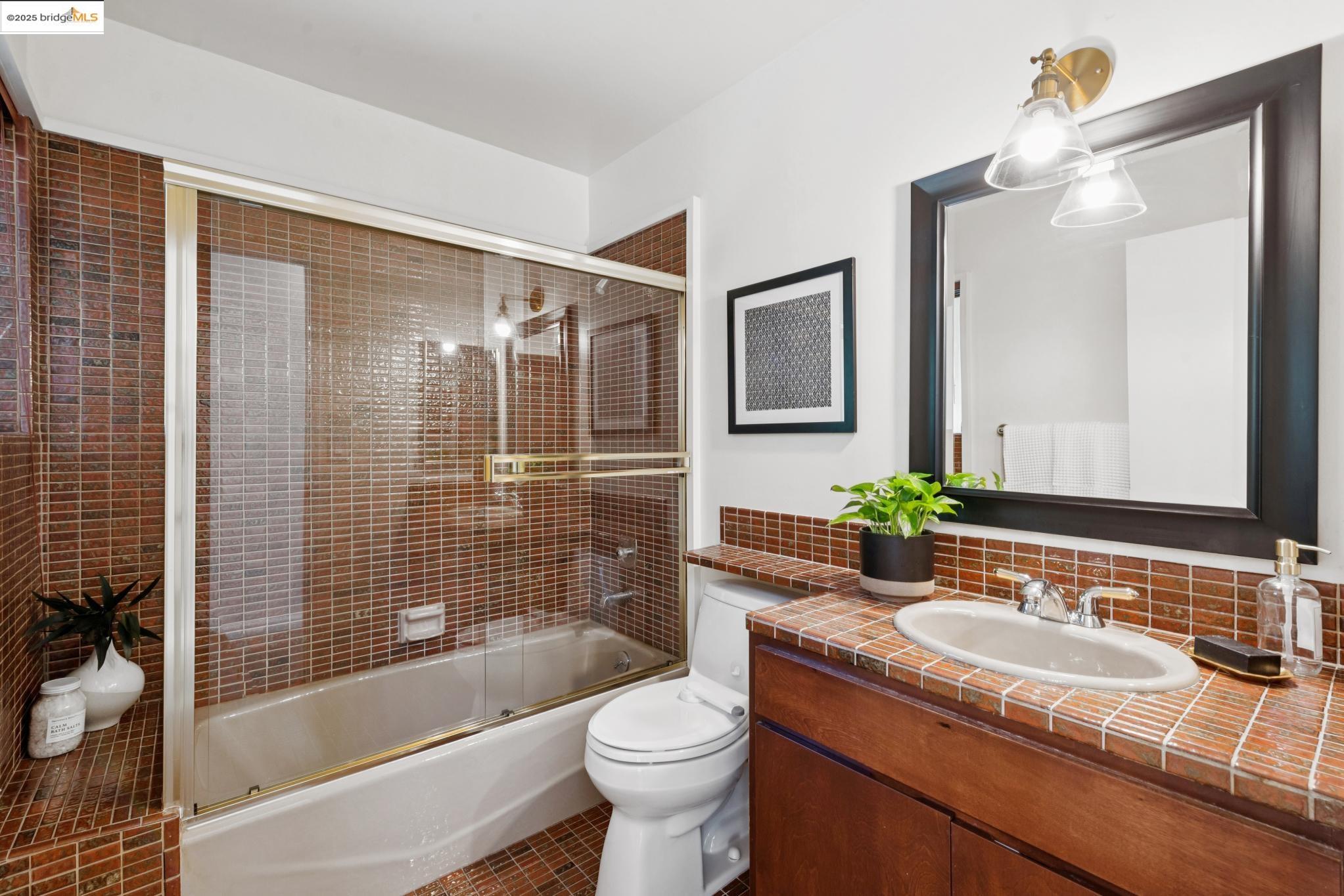 Detail Gallery Image 27 of 56 For 2861 Chelsea Drive, Oakland,  CA 94611 - 5 Beds | 5 Baths