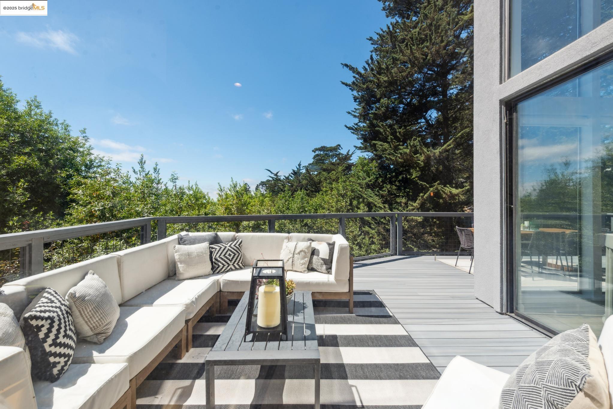 Detail Gallery Image 6 of 56 For 2861 Chelsea Drive, Oakland,  CA 94611 - 5 Beds | 5 Baths
