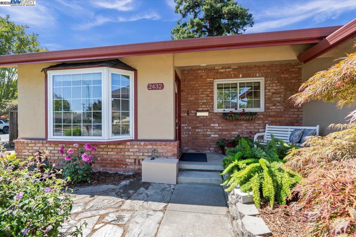 Detail Gallery Image 3 of 25 For 2432 Whitethorne, San Jose,  CA 95128 - 3 Beds | 2 Baths