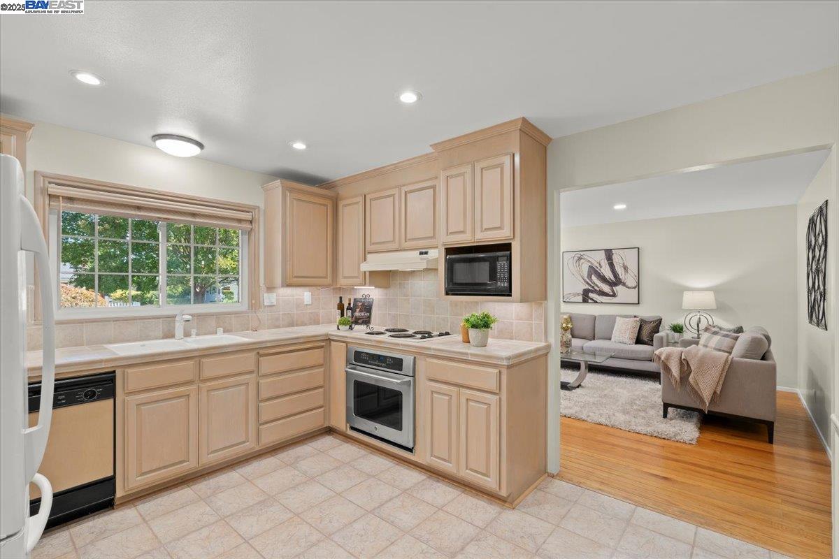Detail Gallery Image 7 of 25 For 2432 Whitethorne, San Jose,  CA 95128 - 3 Beds | 2 Baths