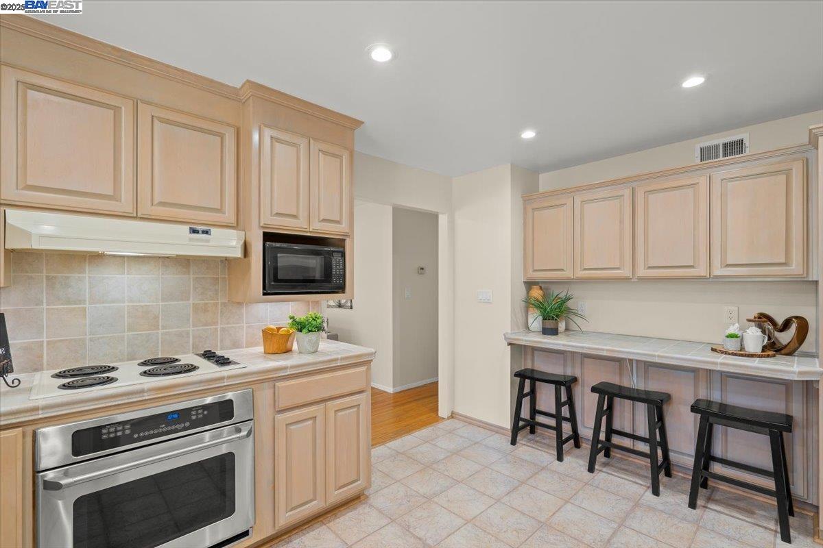 Detail Gallery Image 8 of 25 For 2432 Whitethorne, San Jose,  CA 95128 - 3 Beds | 2 Baths