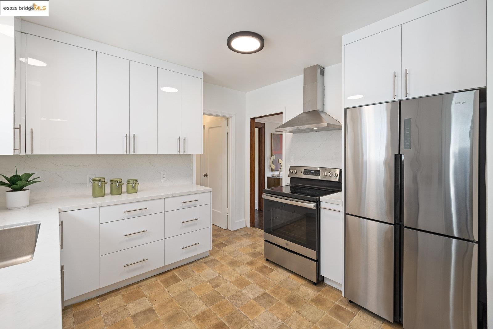 Detail Gallery Image 14 of 45 For 90 Valdez Ave, San Francisco,  CA 94112 - 3 Beds | 2 Baths