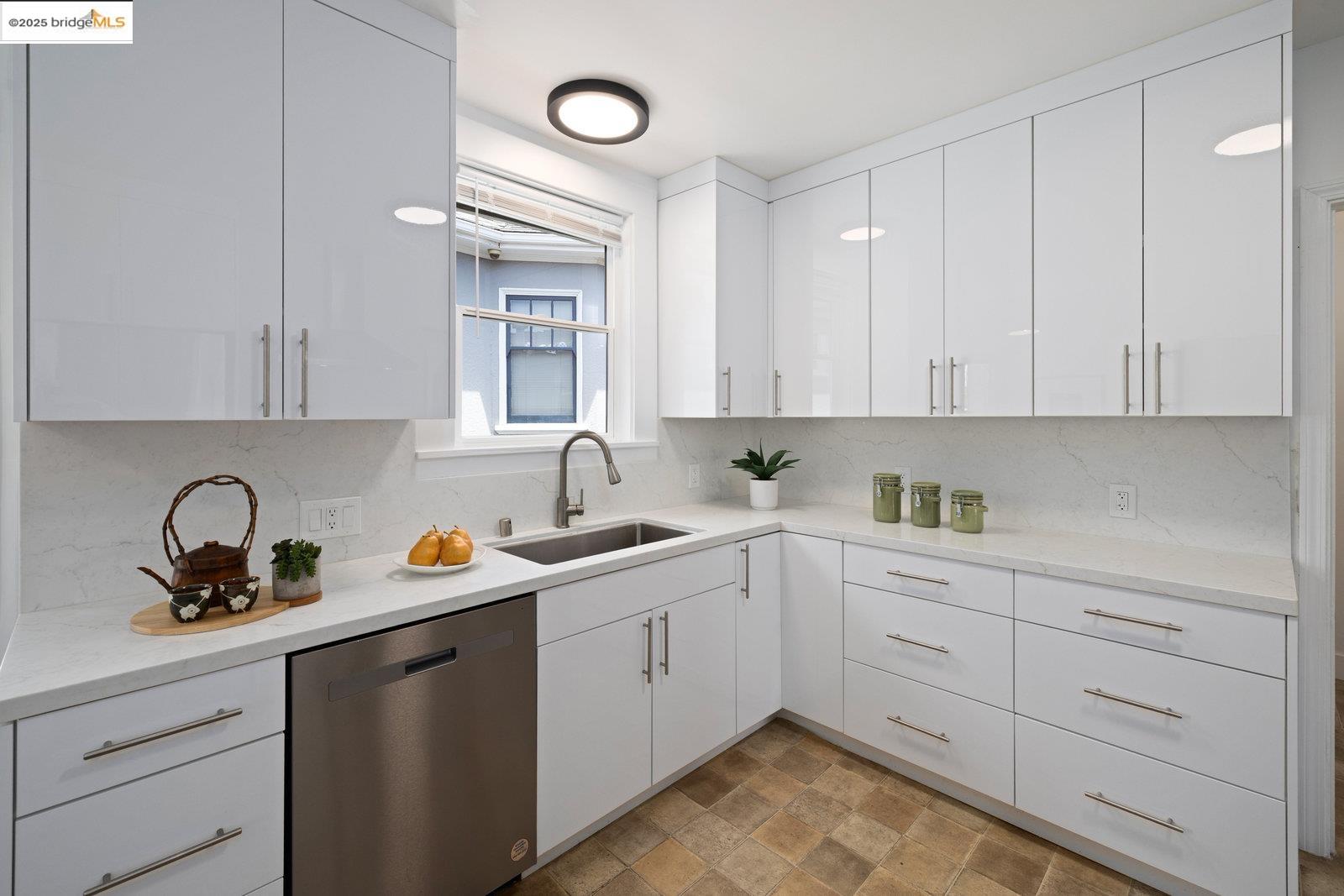 Detail Gallery Image 15 of 45 For 90 Valdez Ave, San Francisco,  CA 94112 - 3 Beds | 2 Baths