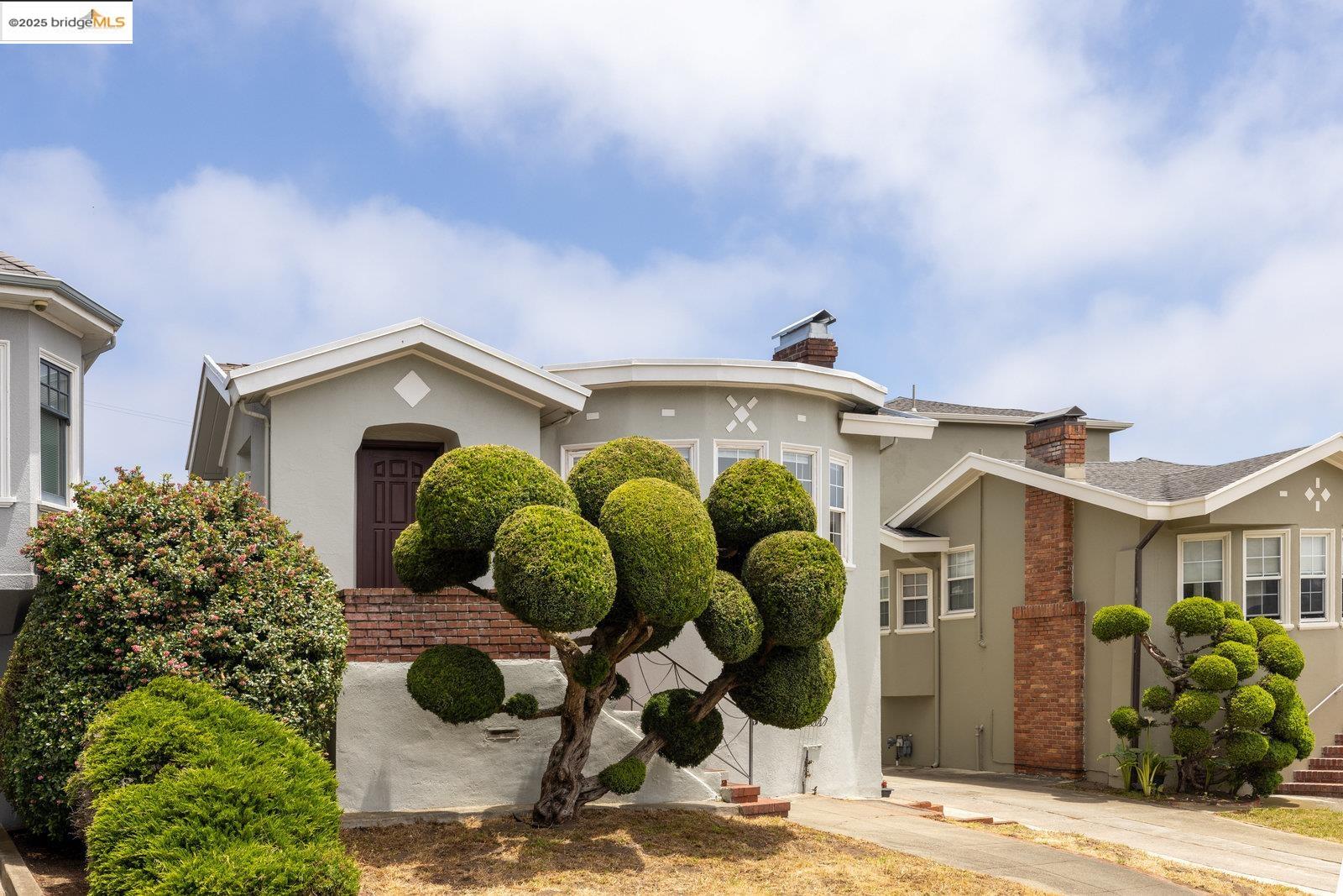 Detail Gallery Image 3 of 45 For 90 Valdez Ave, San Francisco,  CA 94112 - 3 Beds | 2 Baths